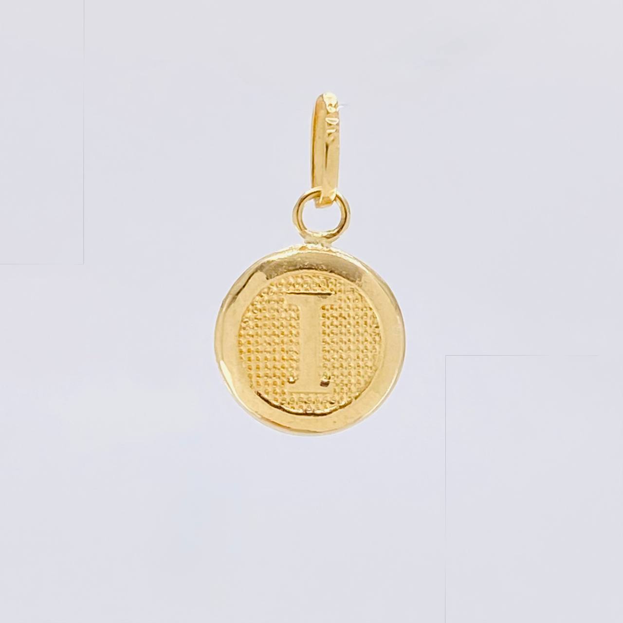 Dije Circulo Letra I 0.45 g / 1.6 cm Oro Amarillo 18K