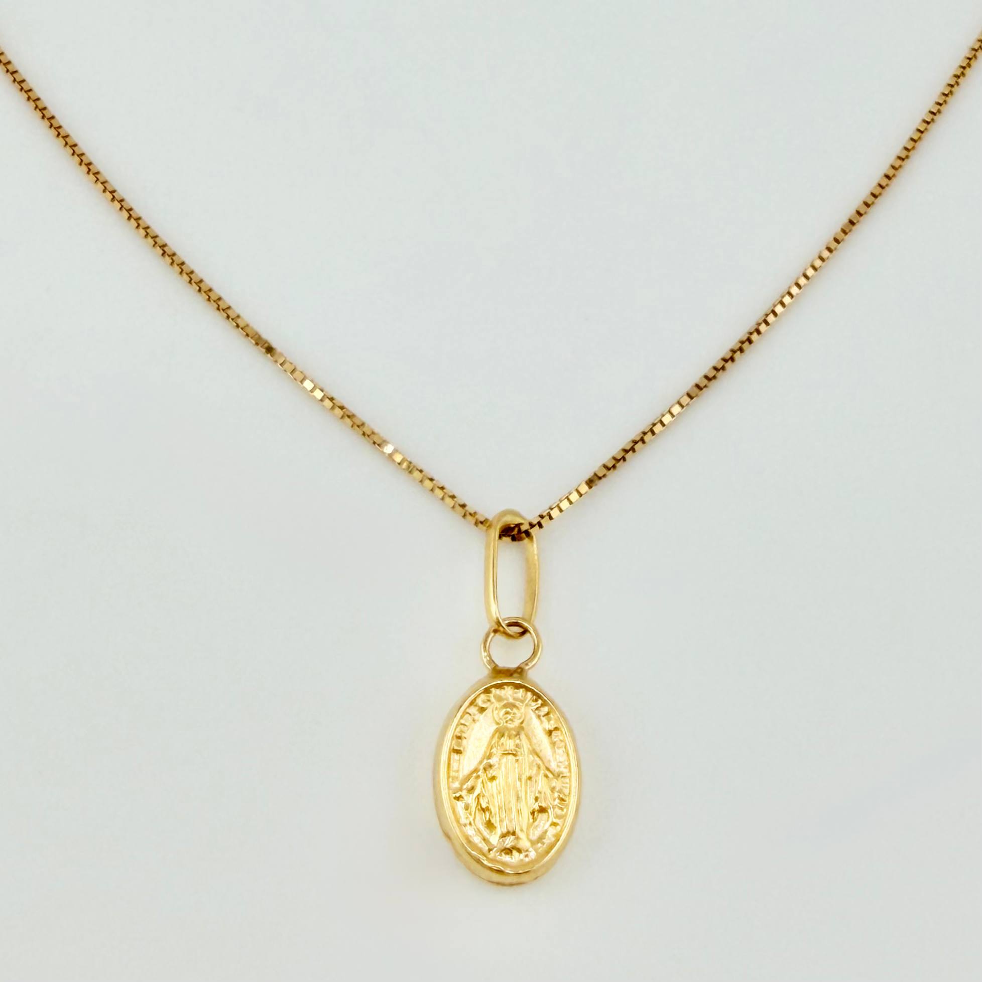 Set Cadena y Dije Veneciana + Virgen Milagrosa 1.35gr / 50cm / 0.6mm Oro Amarillo 18K (Oferta) *