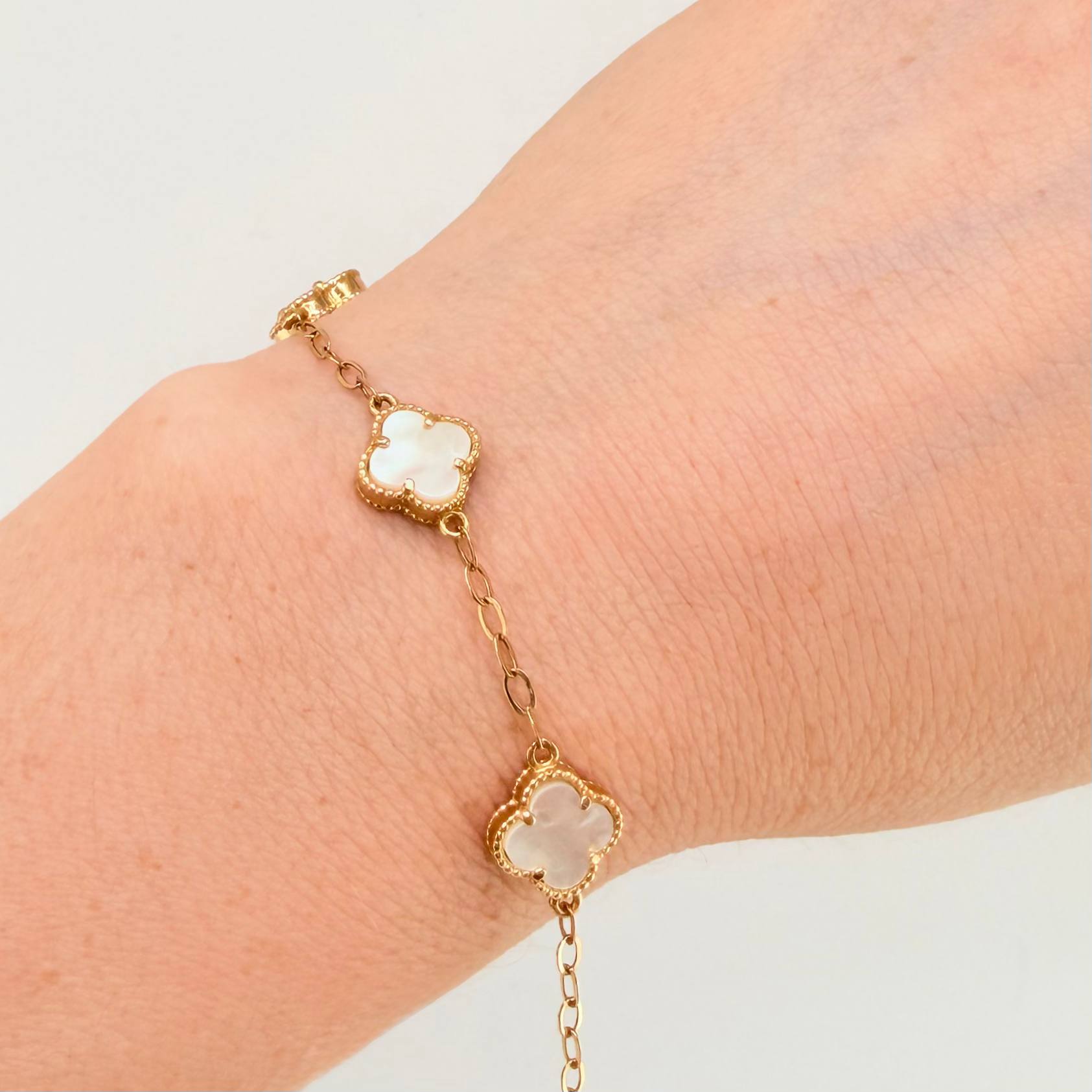 Pulso Trebol Nacar Blanco Diamantado 4.15gr / 17.5cm-19.5cm / 10mm Oro Amarillo Nac.Esp. 18K