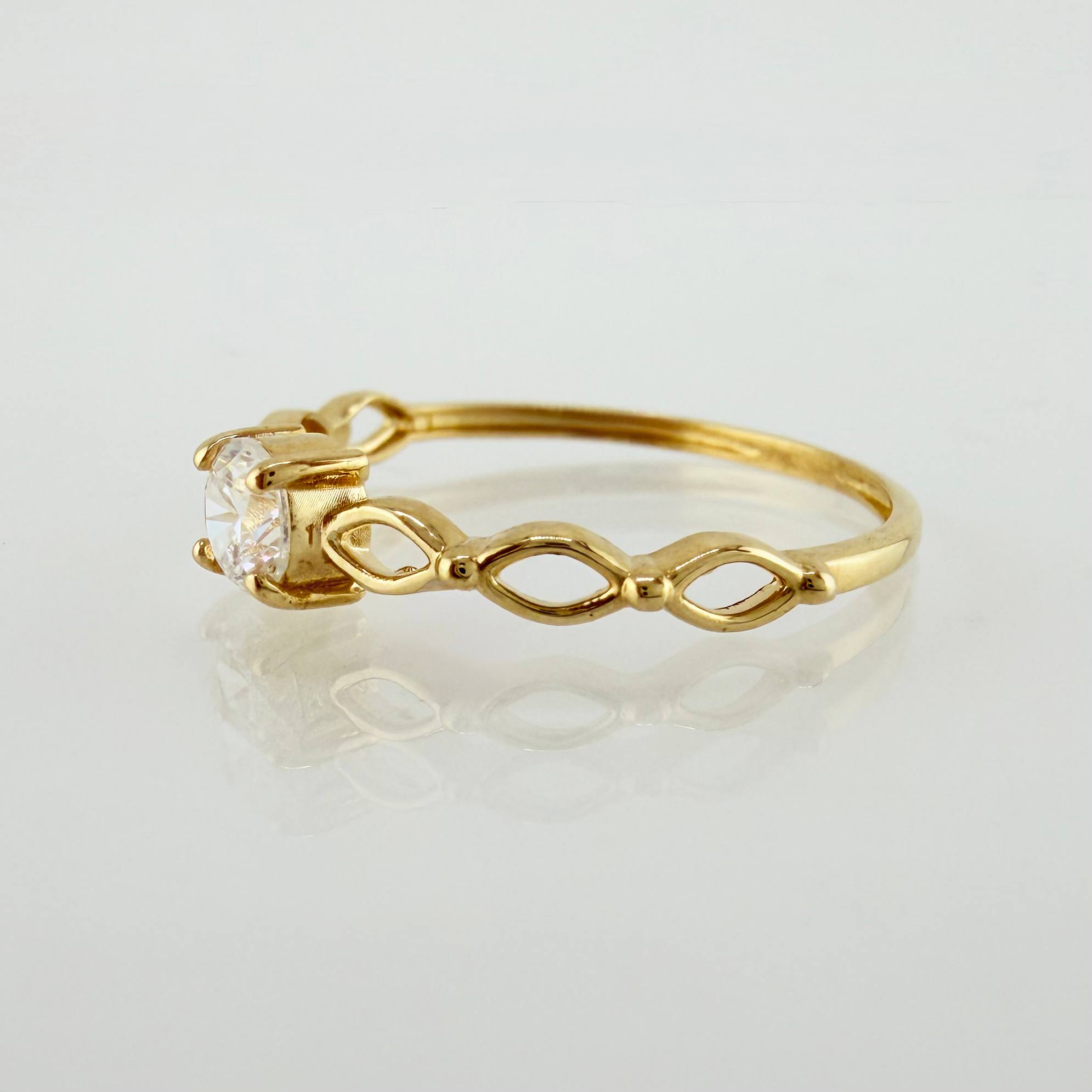 Anillo Solitario Ojos 1.1gr / T6 1/2 / Oro Amarillo 18K ©