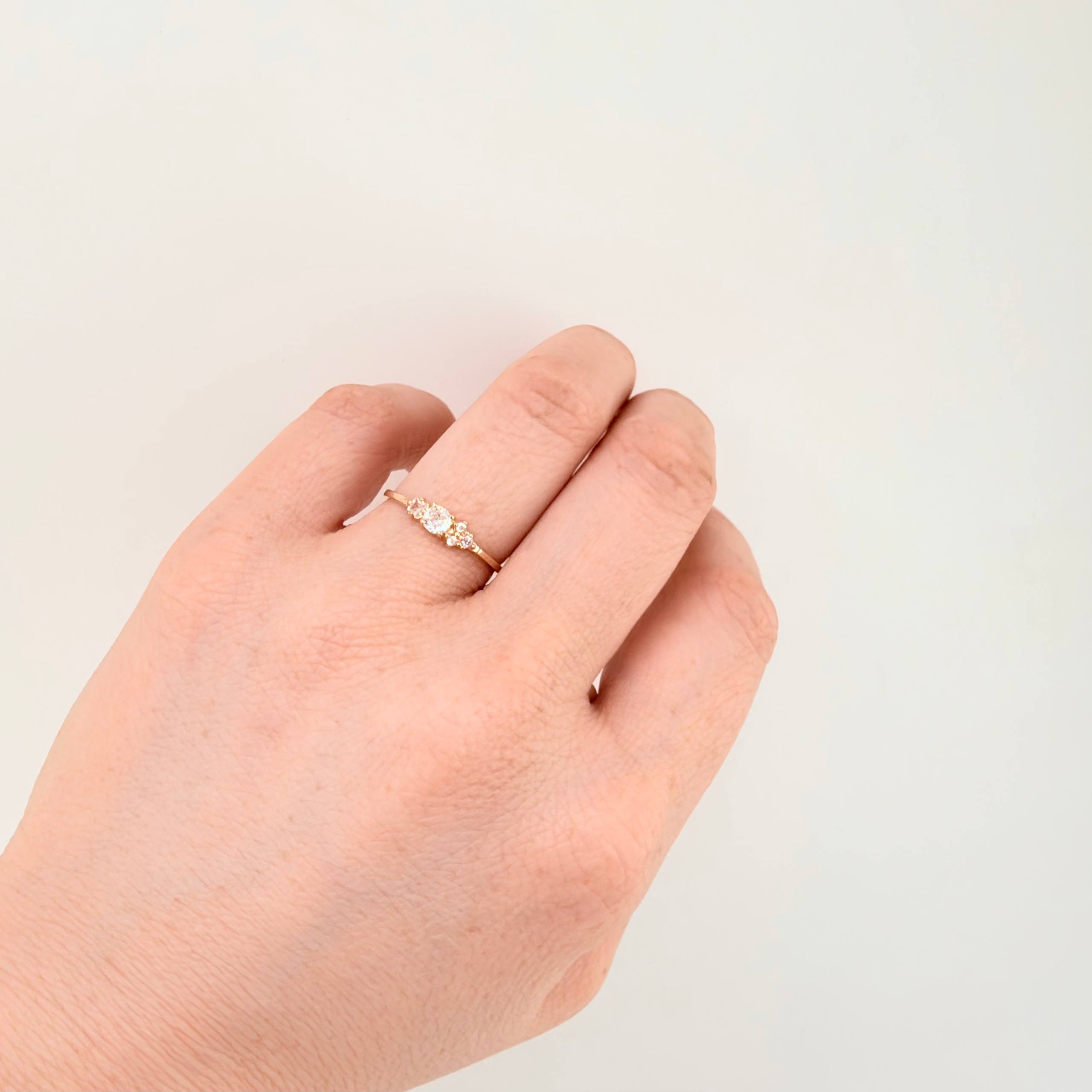 Anillo Solitario Flores Delicadas 1gr / T6 1/2 / Oro Amarillo 18K ©