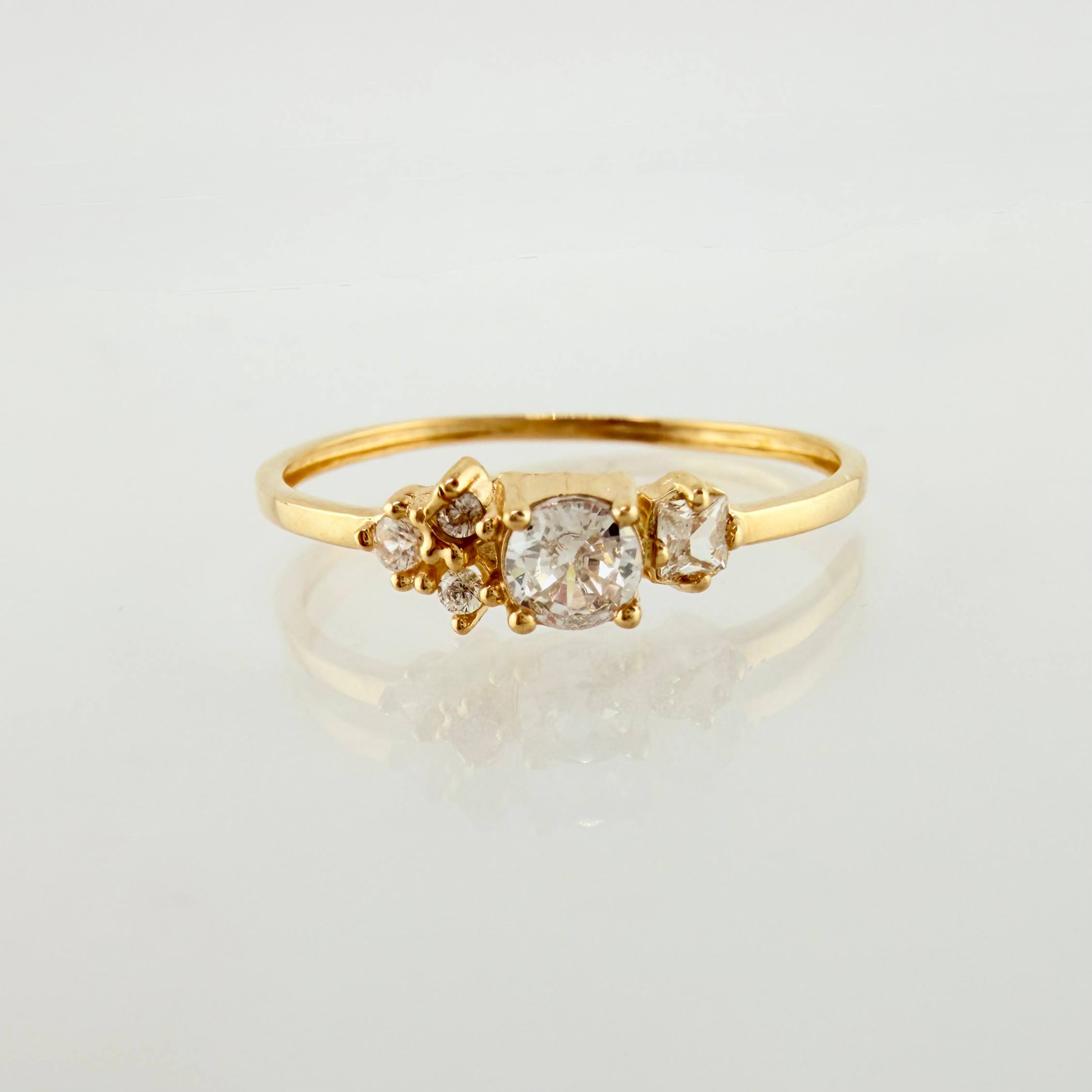 Anillo Solitario Flores Delicadas 0.95gr / T5 / Oro Amarillo 18K ©