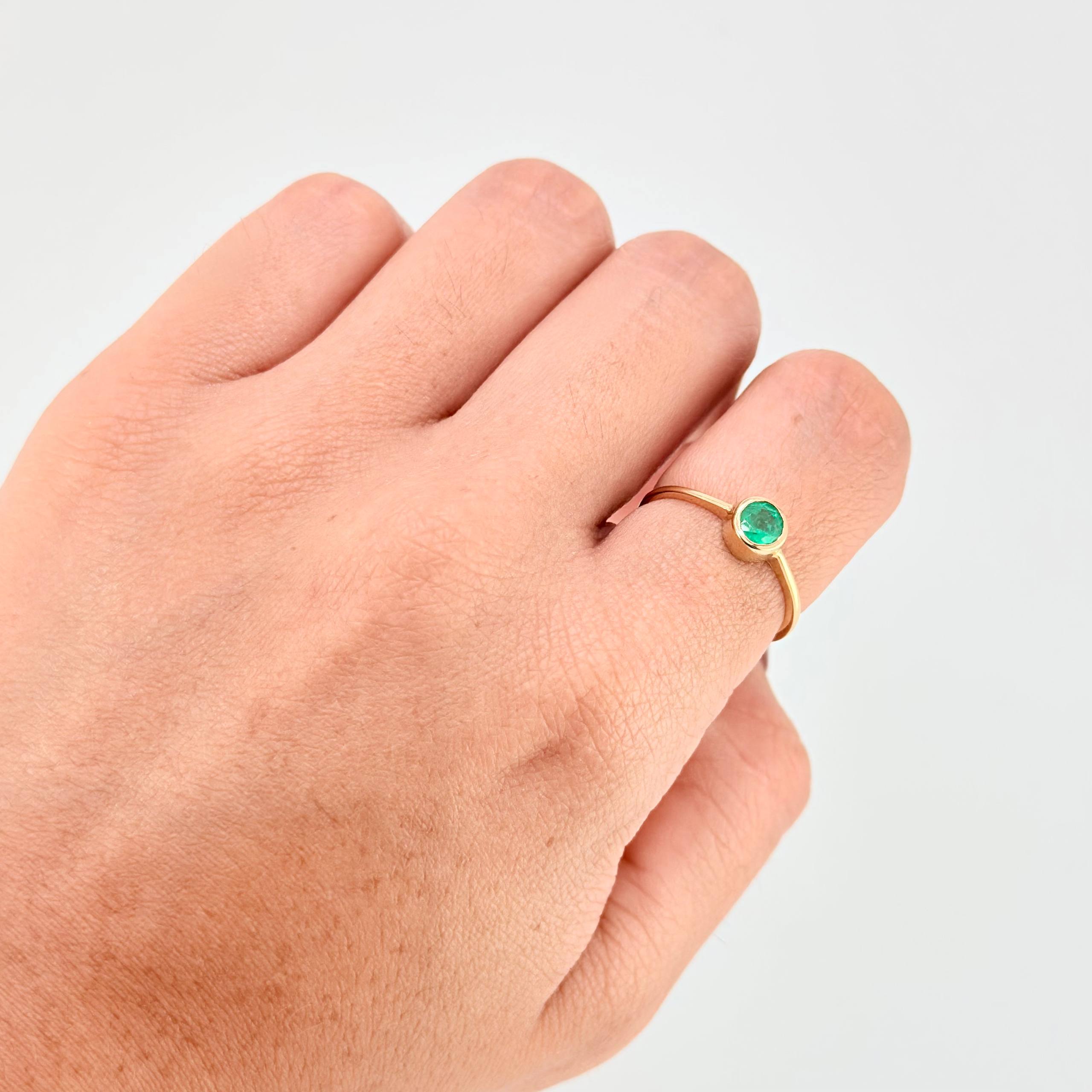 Anillo Circular Esmeralda 70Pts 1.9 g / T7 Oro Amarillo 18K