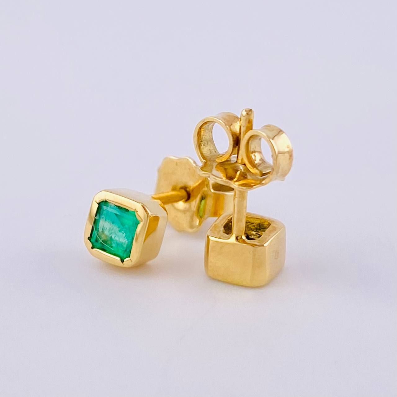 Topos Cuadrados Esmeralda 70Pts 1.8 g / 4.9 mm Oro Amarillo 18K