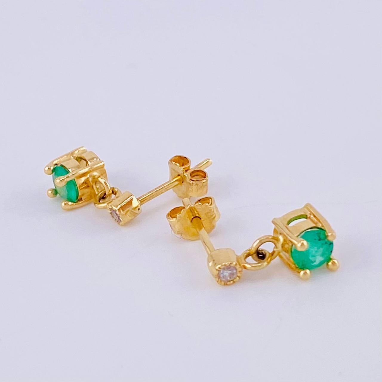 Topos Gota Verde Esmeralda 90Pts 2.15 g / 1.1 cm Oro Amarillo 18K