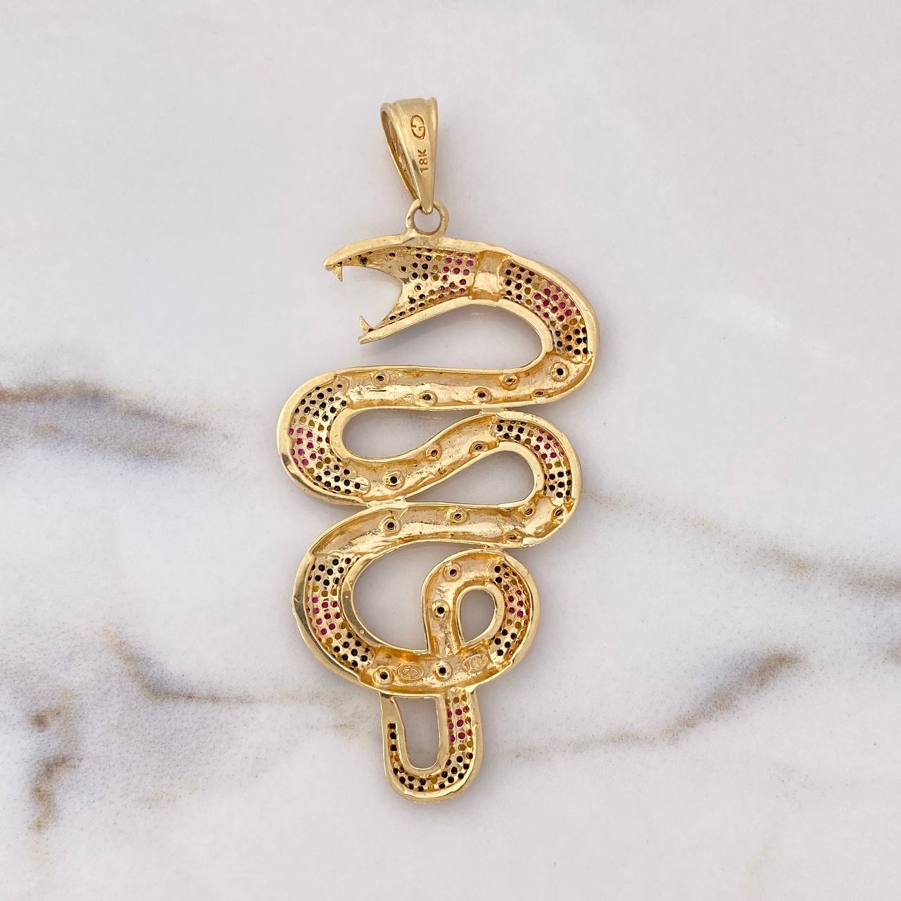 Dije Serpiente 13.2gr / 7.3cm / Circones Negros-Fucsias-Amarillos Oro Amarillo 18K $