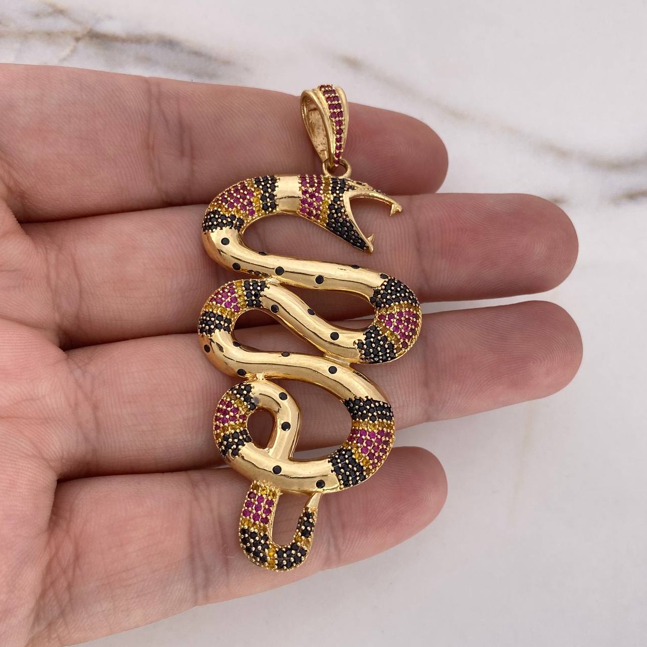 Dije Serpiente 13.2gr / 7.3cm / Circones Negros-Fucsias-Amarillos Oro Amarillo 18K $