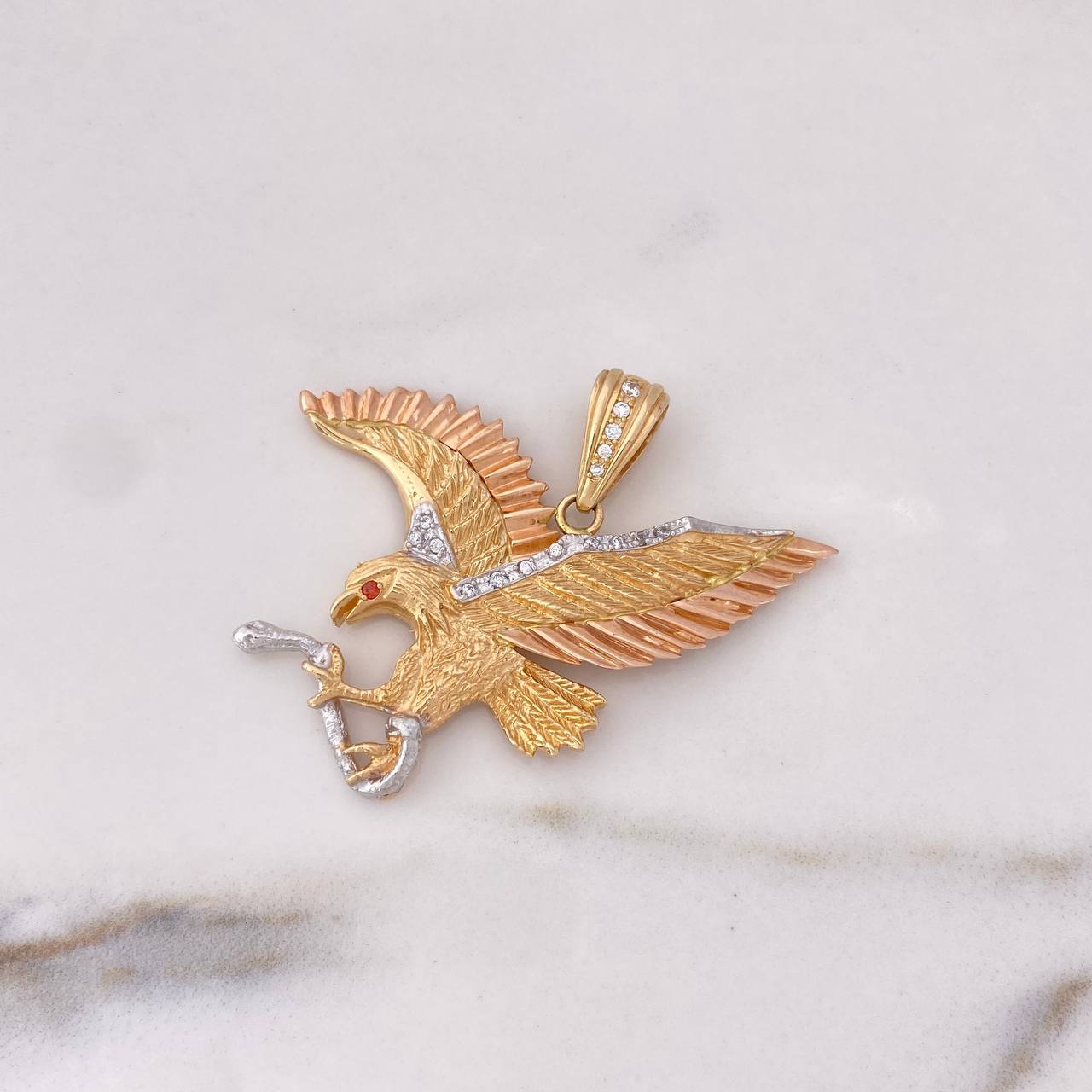 Dije Aguila 16.9gr / 4.5cm / Circones Blancos Naranja Tres Oros 18K $