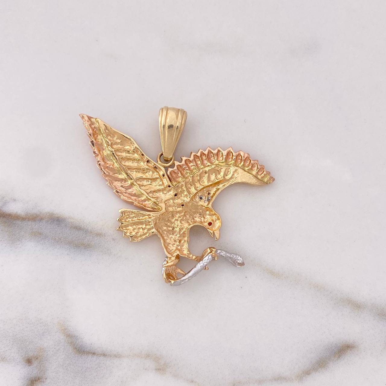 Dije Aguila 16.9gr / 4.5cm / Circones Blancos Naranja Tres Oros 18K $