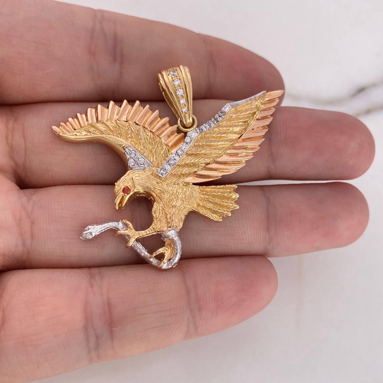 Dije Aguila 16.9gr / 4.5cm / Circones Blancos Naranja Tres Oros 18K $