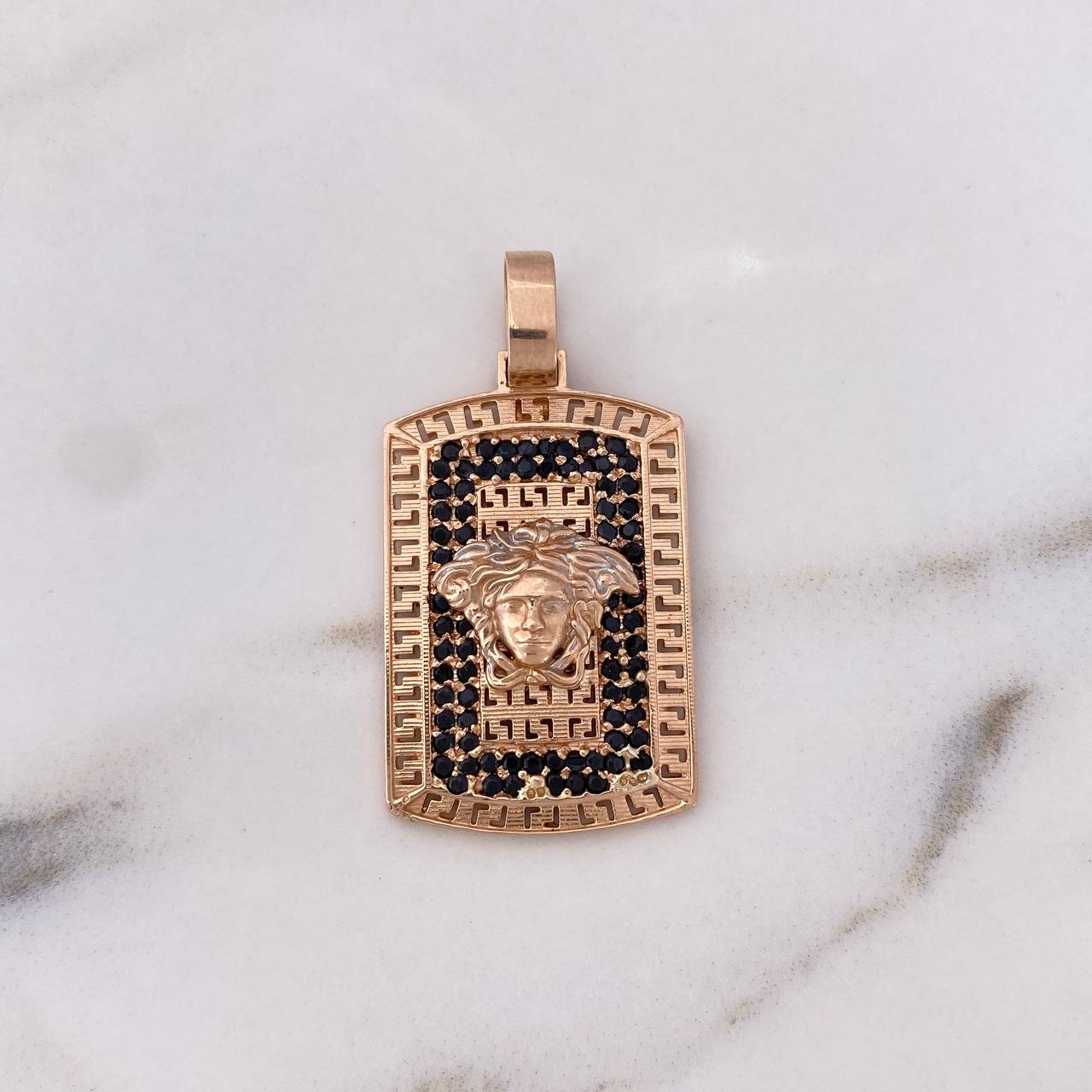 Dije Medusa Tribal 13.15gr / 4.1cm / Circones Negros Dos Oros Blanco Rosa 18K $