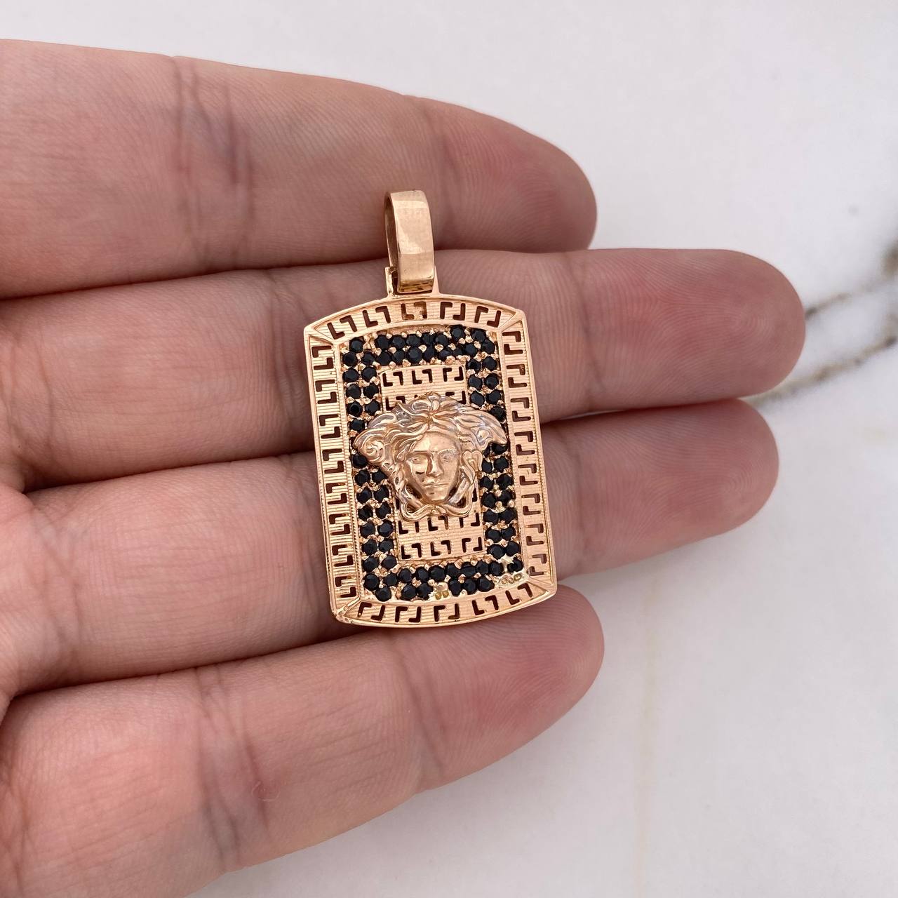 Dije Medusa Tribal 13.15gr / 4.1cm / Circones Negros Dos Oros Blanco Rosa 18K $