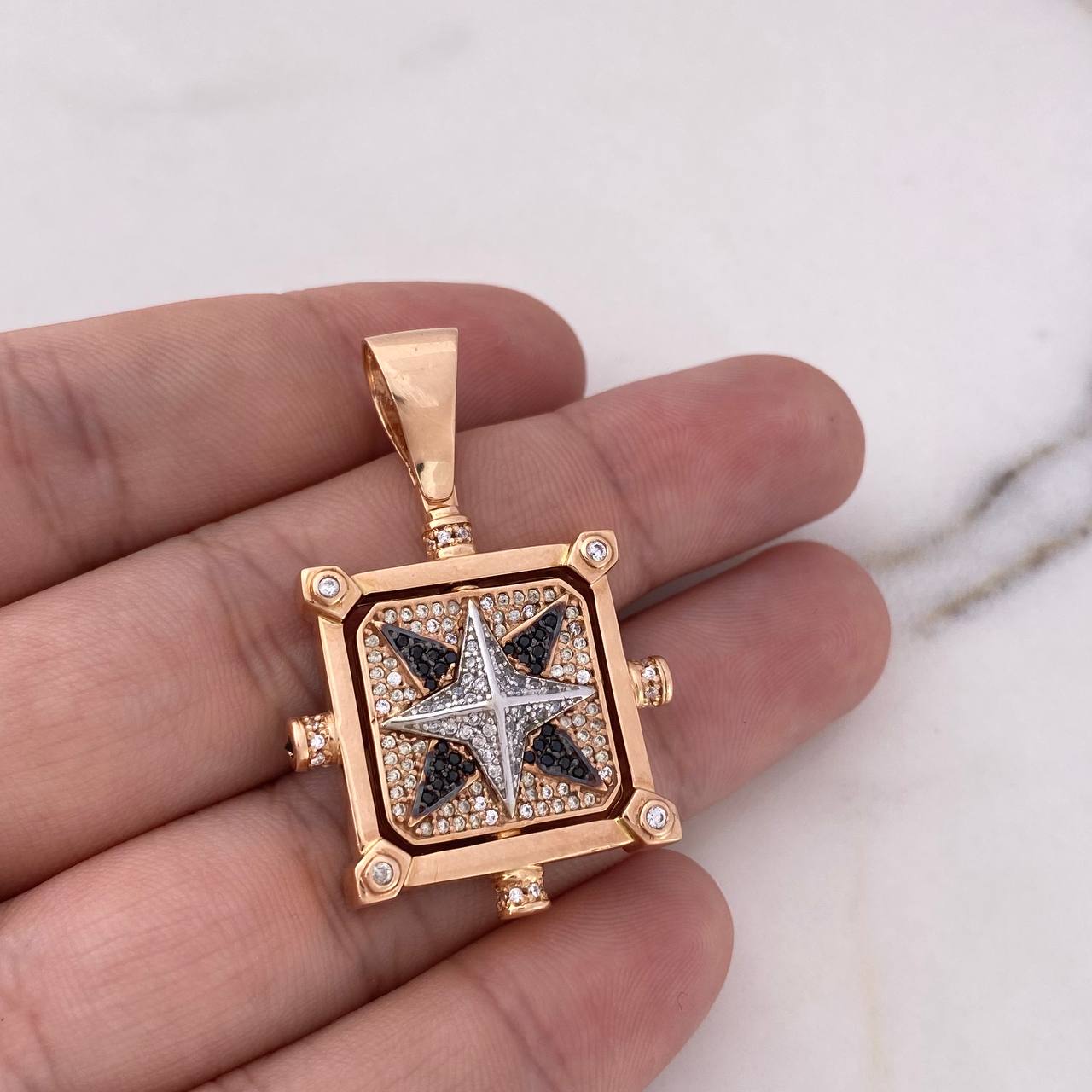 Dije Articulado Estrella 21.55gr / 4.5cm / Circones Blancos Negros Dos Oros Blanco Rosa 18K #