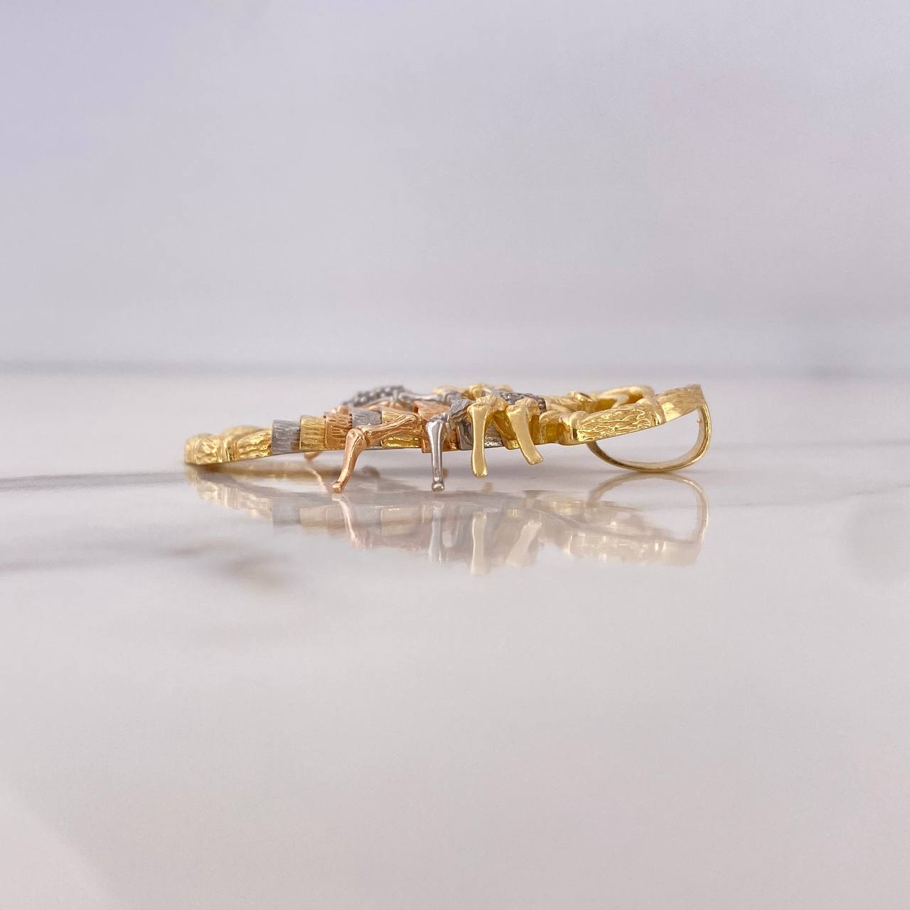 Dije Escorpion 8.5gr / 4.2cm / Circones Blancos Tres Oros 18K #