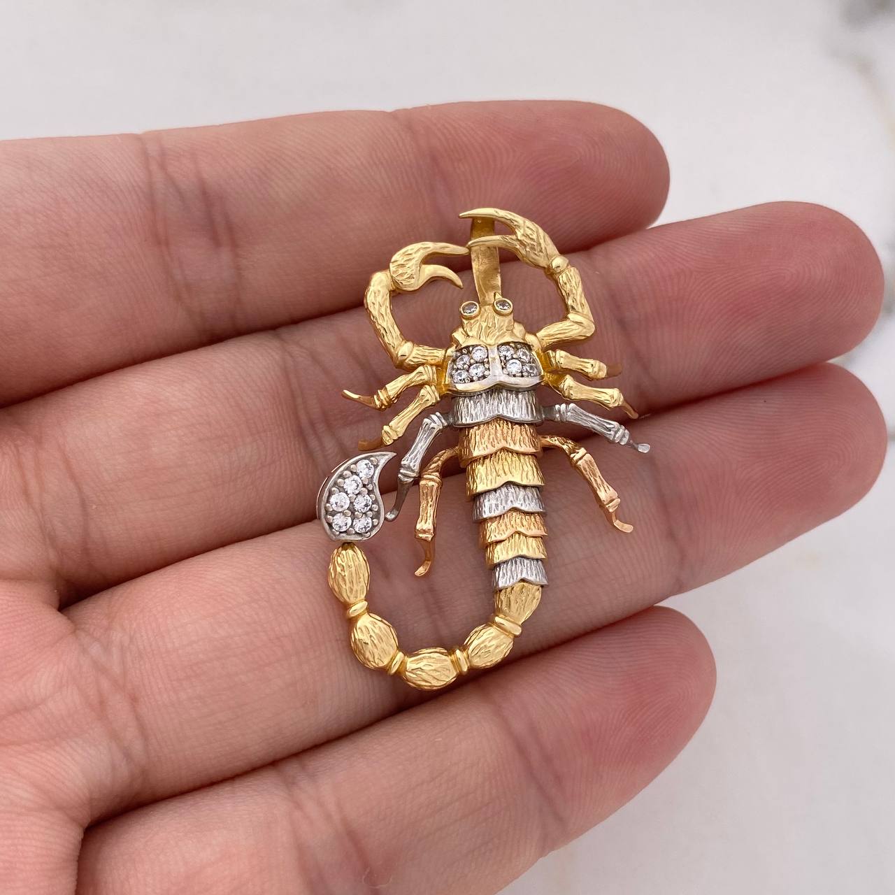 Dije Escorpion 8.5gr / 4.2cm / Circones Blancos Tres Oros 18K #