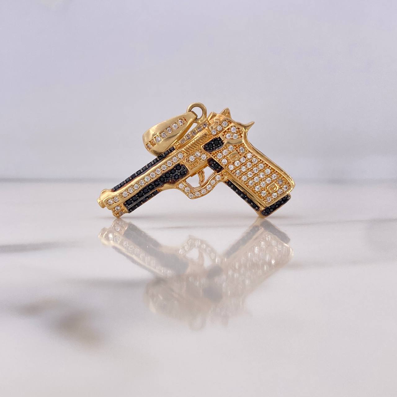 Dije Pistola 11.3gr / 3.2cm / Circones Blancos Negros Oro Amarillo 18K #