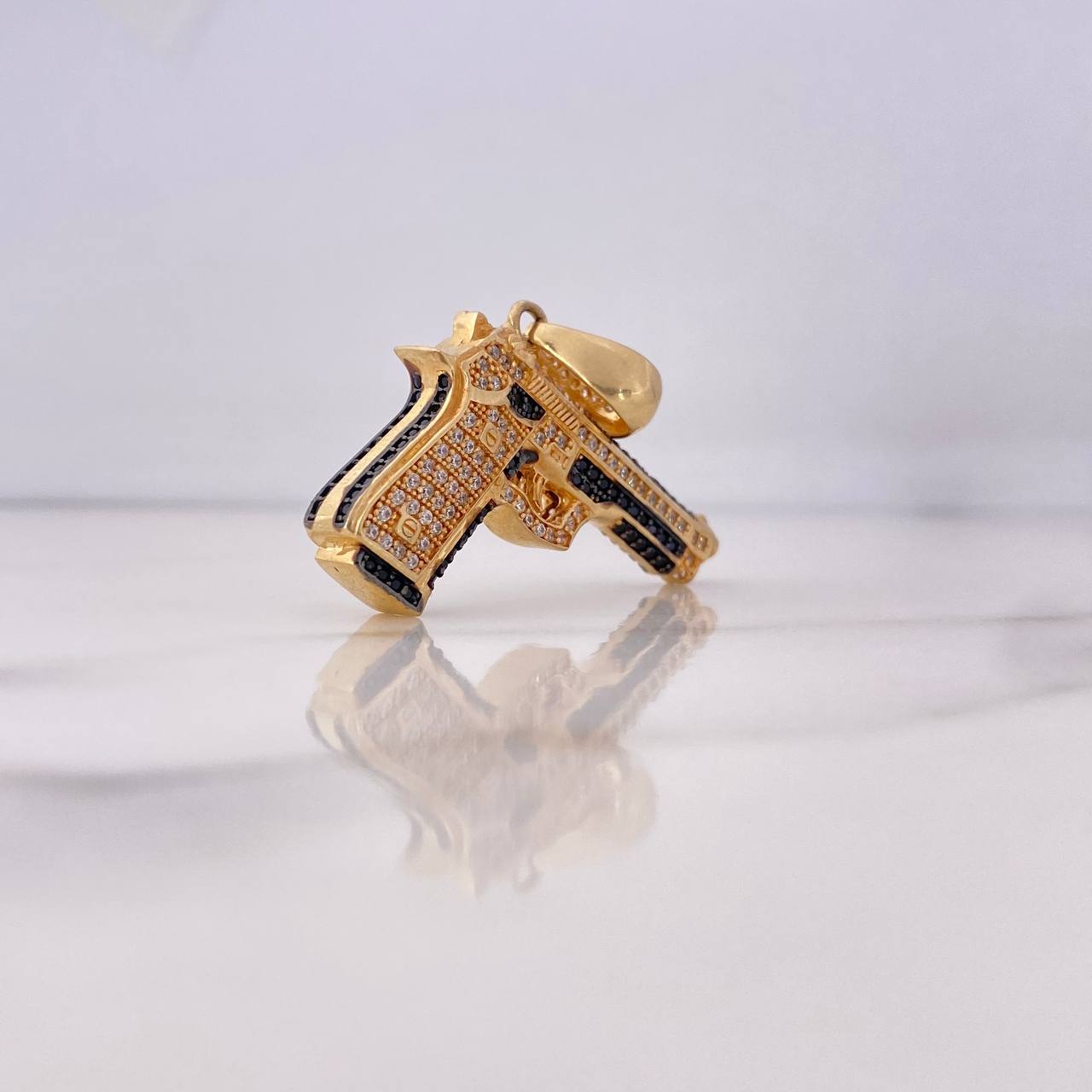 Dije Pistola 11.3gr / 3.2cm / Circones Blancos Negros Oro Amarillo 18K #