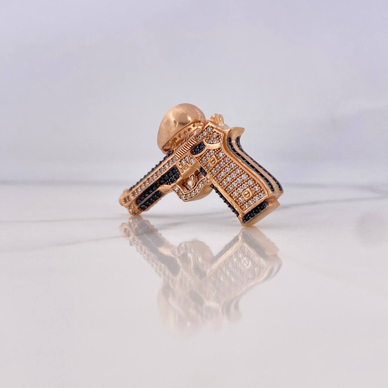 Dije Pistola 11.7gr / 3.2cm / Circones Blancos Negros Oro Rosa 18K &