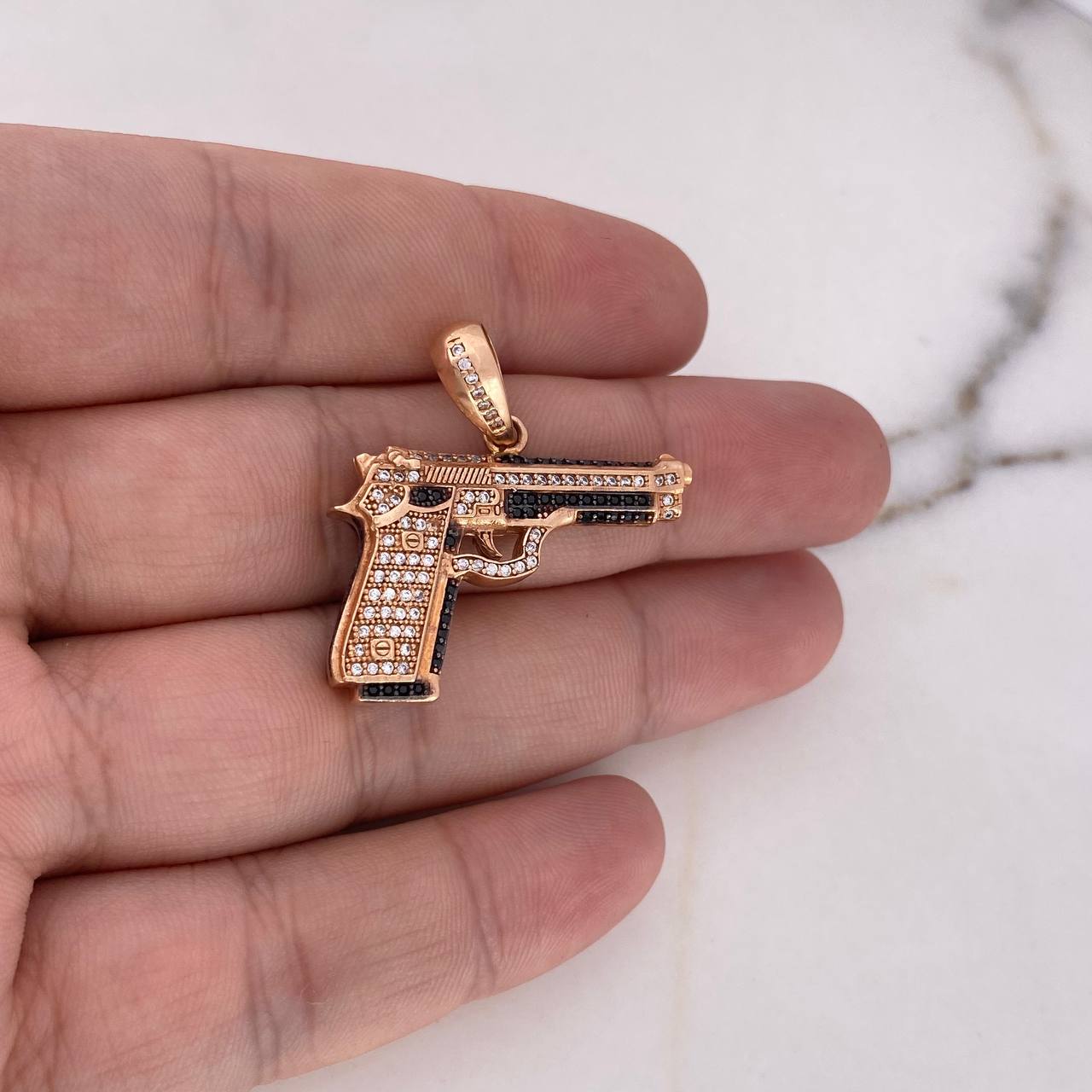 Dije Pistola 11.7gr / 3.2cm / Circones Blancos Negros Oro Rosa 18K &