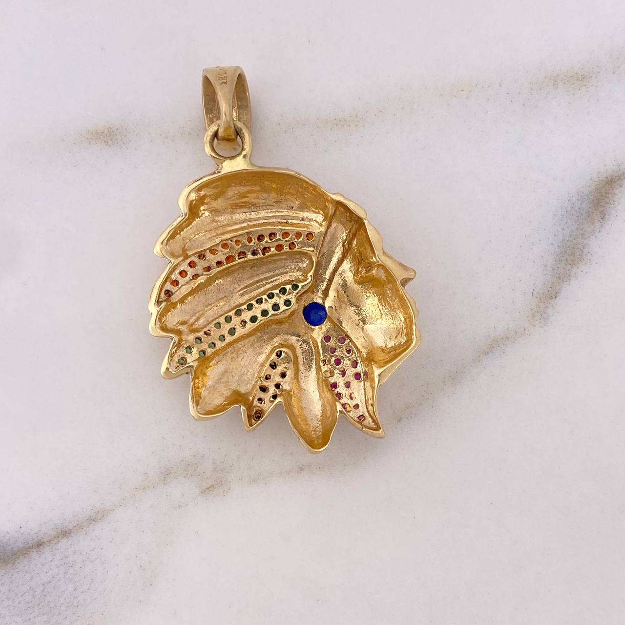 Dije Indio 7.15gr / 3.6cm / Circones Colores Oro Amarillo 18K $