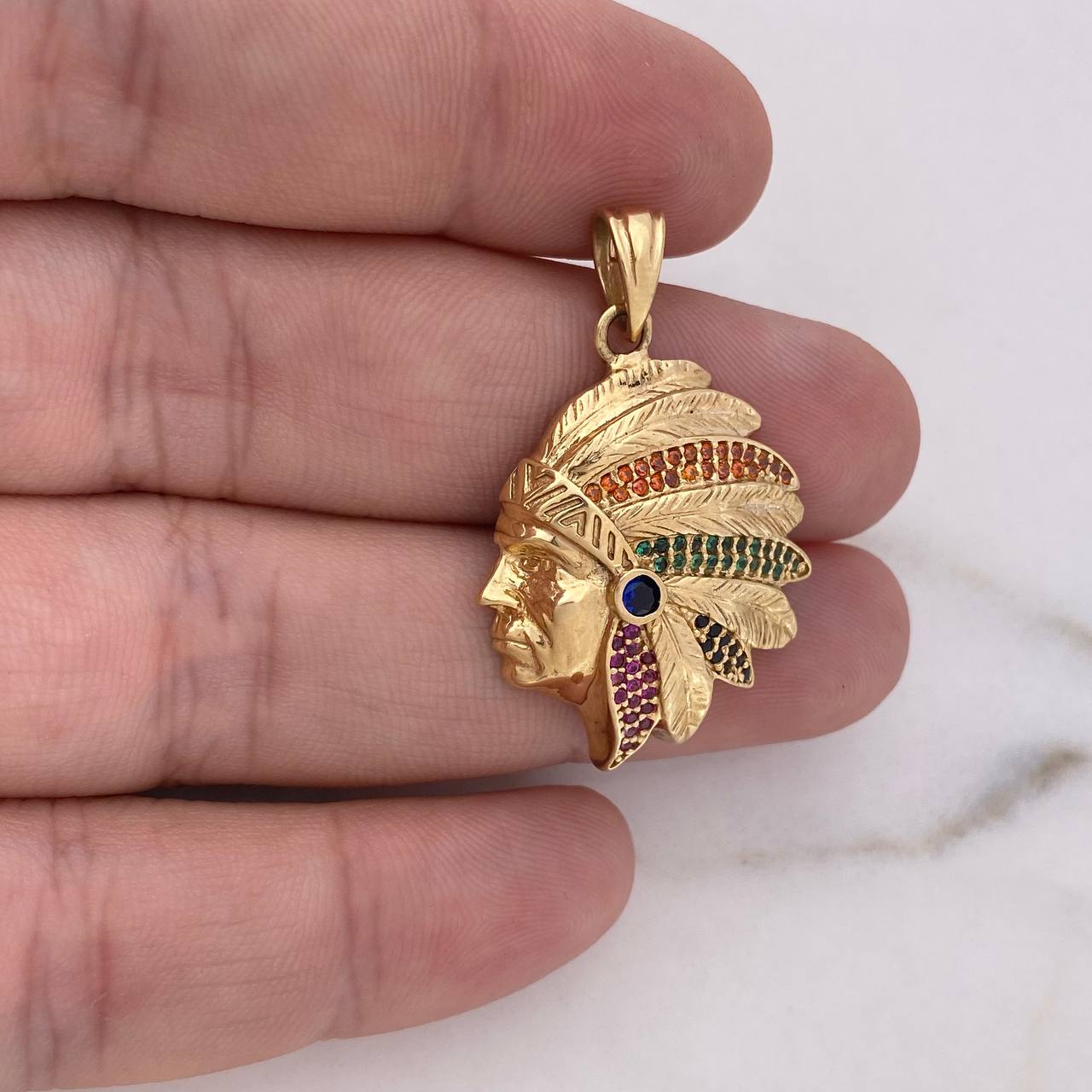 Dije Indio 7.15gr / 3.6cm / Circones Colores Oro Amarillo 18K $
