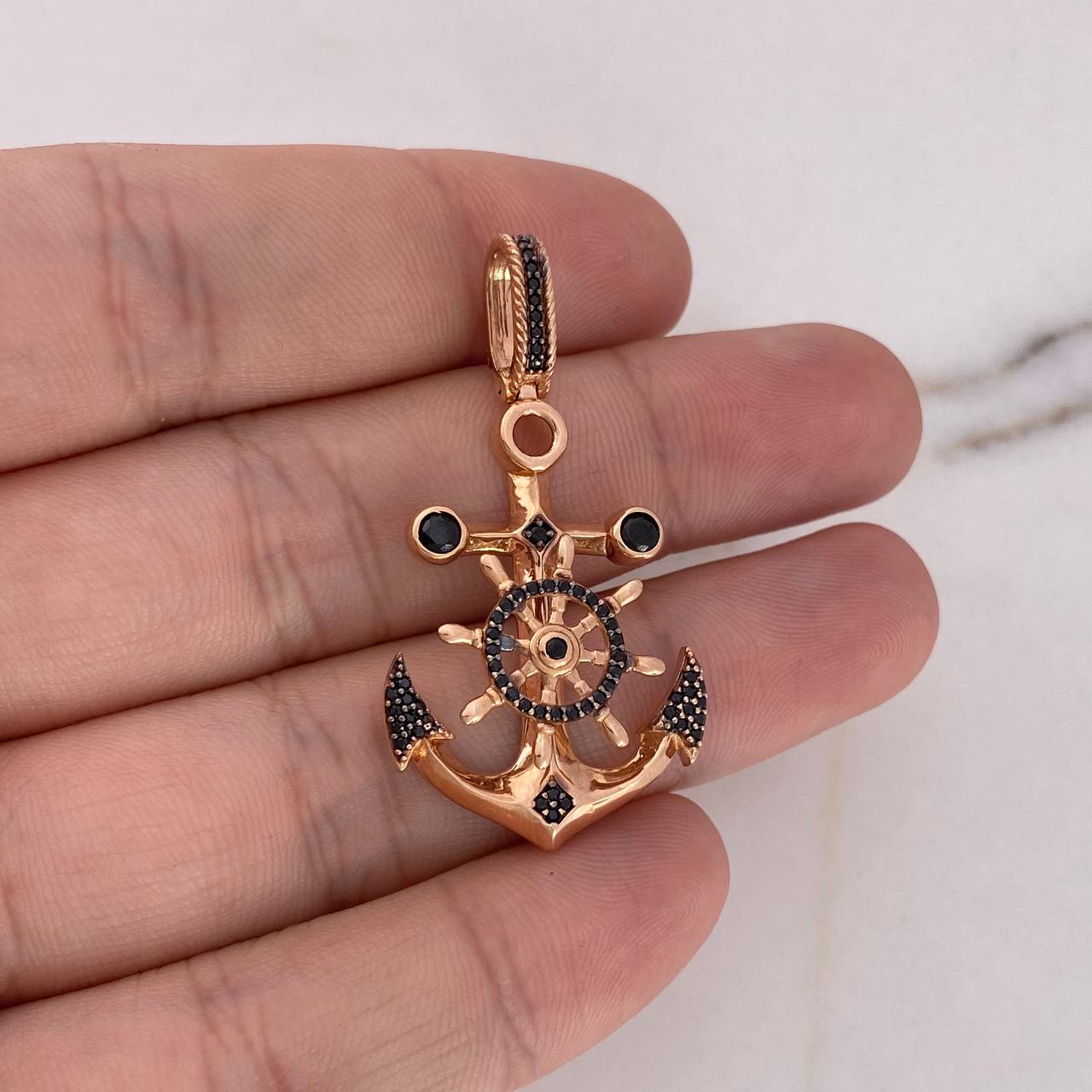 Dije Ancla Timon 5.3gr / 4.5cm / Circones Negros Oro Rosa 18K #