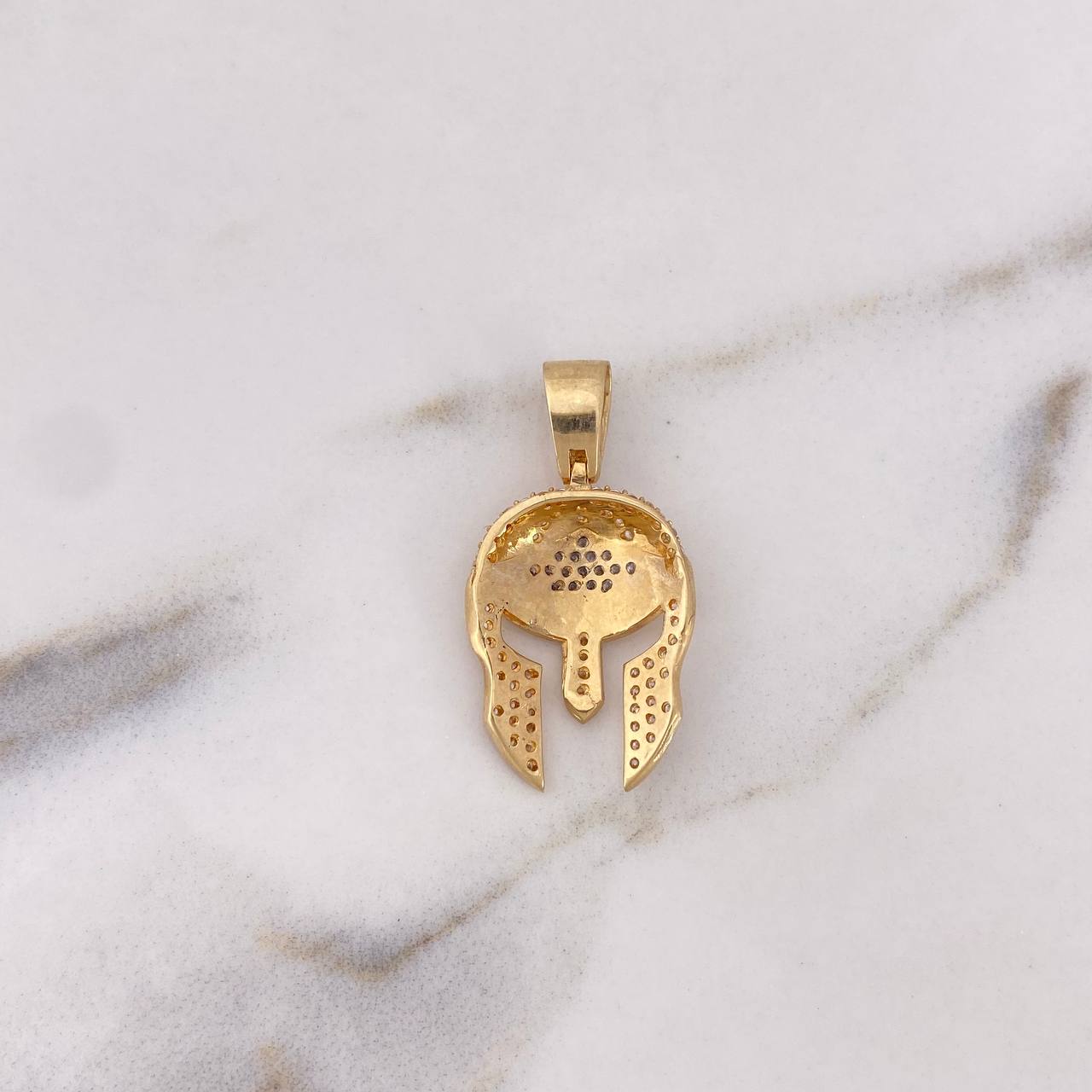 Dije Casco Espartano 3.45gr / 3cm / Circones Blancos Dos Oros Amarillo Blanco 18K $