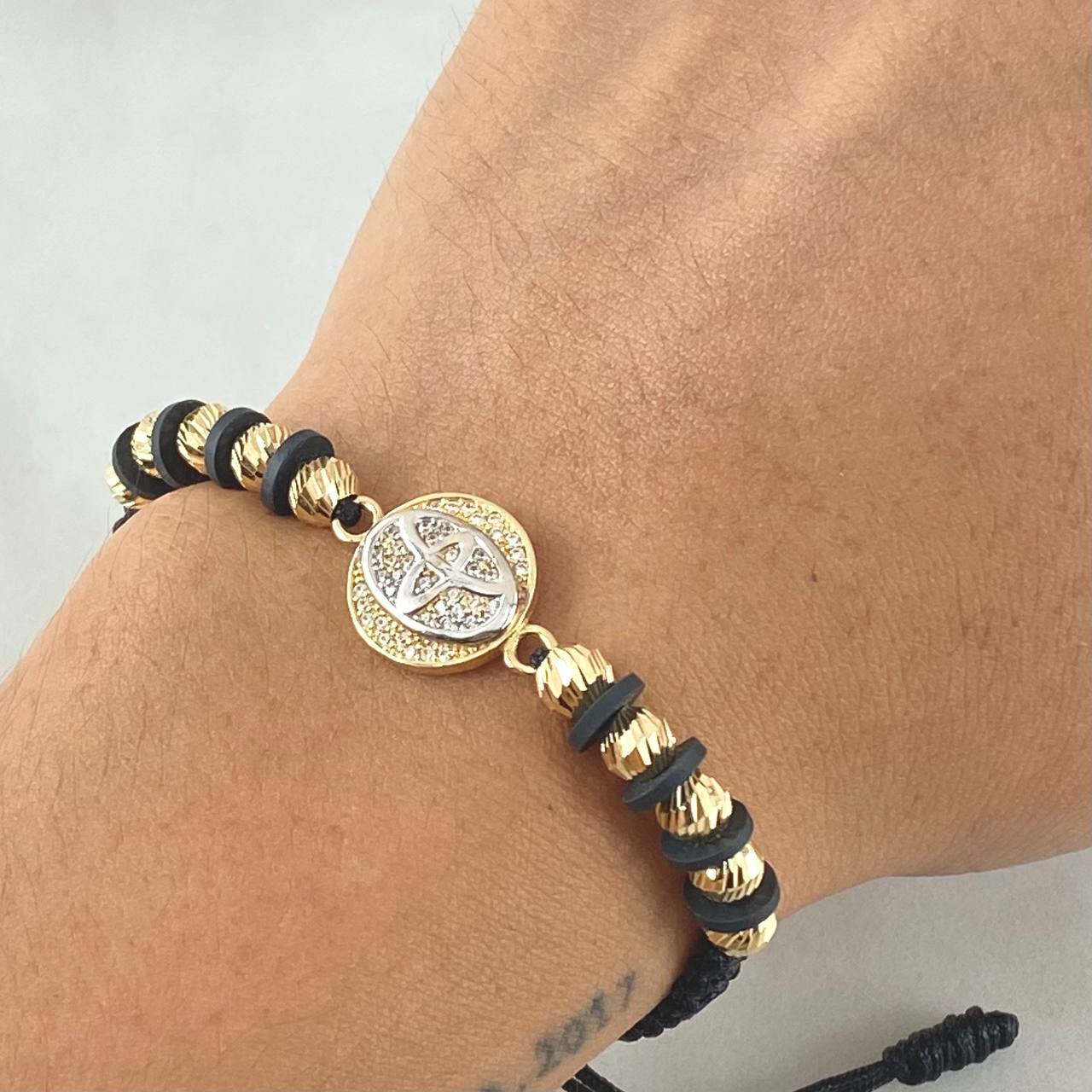 Pulsera Negra Herraje Marca Automovil 4.9gr / Oro 18K