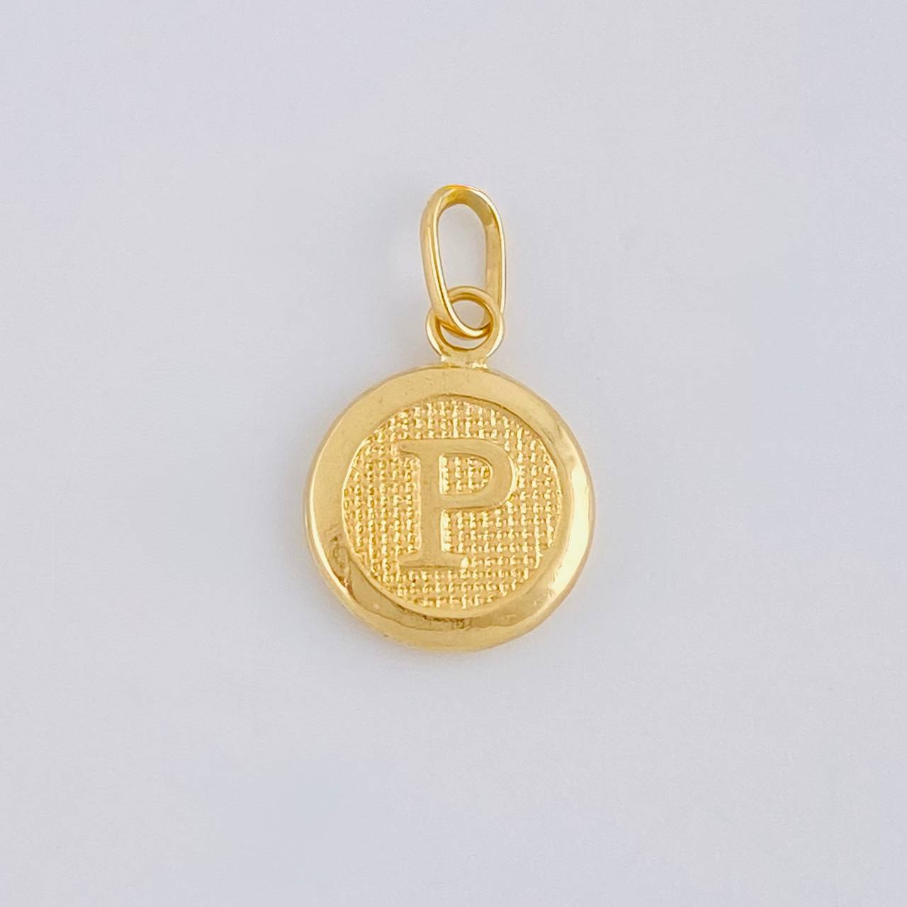 Dije Circulo Letra P 0.4 g / 1.6 cm Oro Amarillo 18K