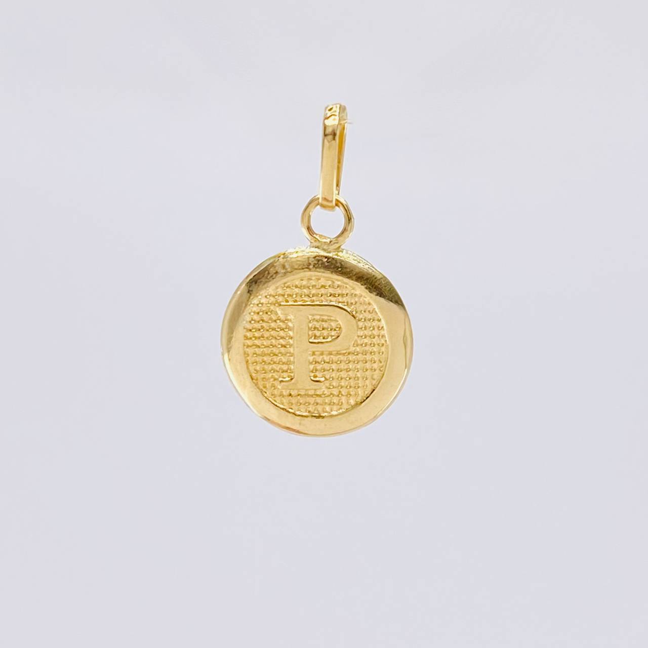 Dije Circulo Letra P 0.4 g / 1.6 cm Oro Amarillo 18K