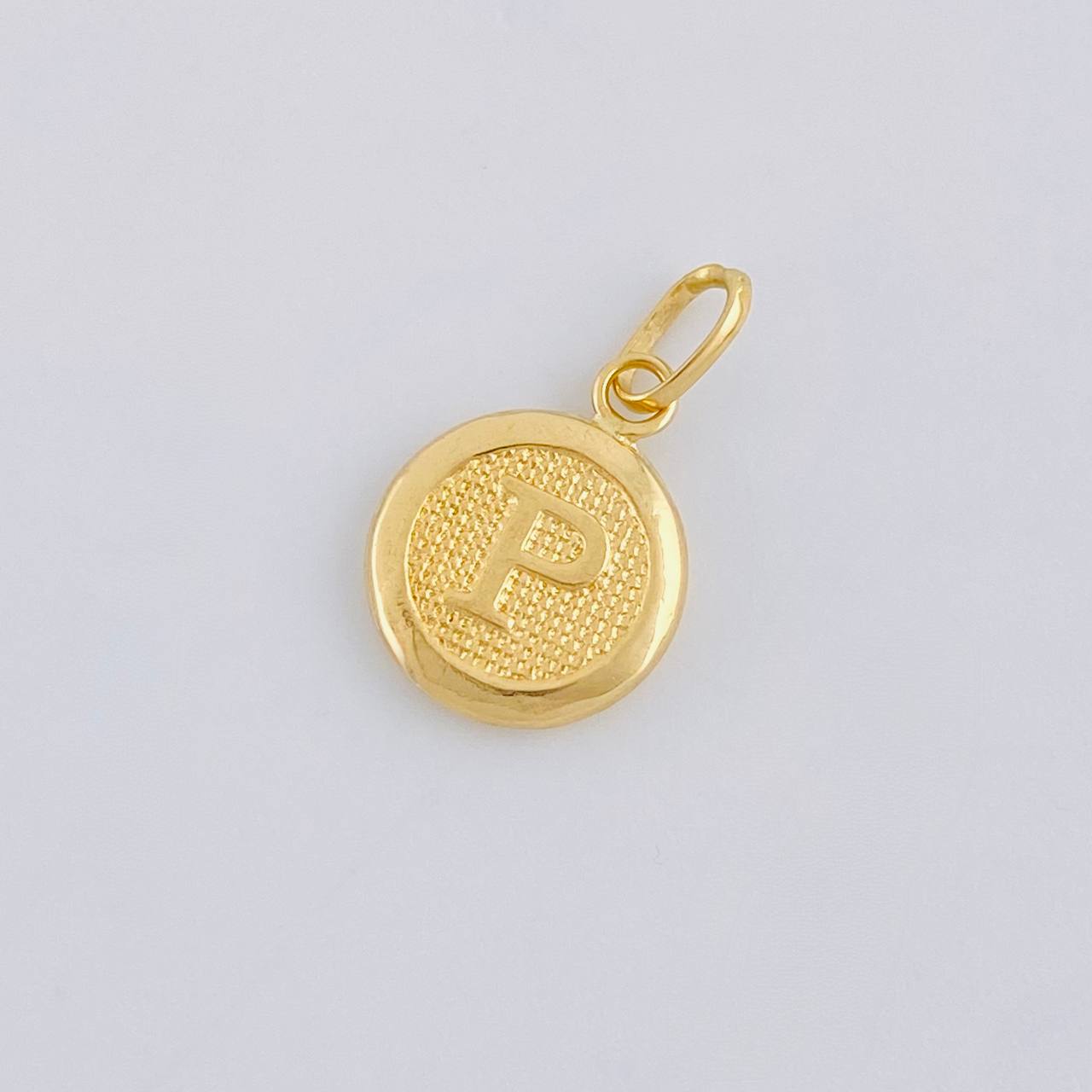 Dije Circulo Letra P 0.4 g / 1.6 cm Oro Amarillo 18K
