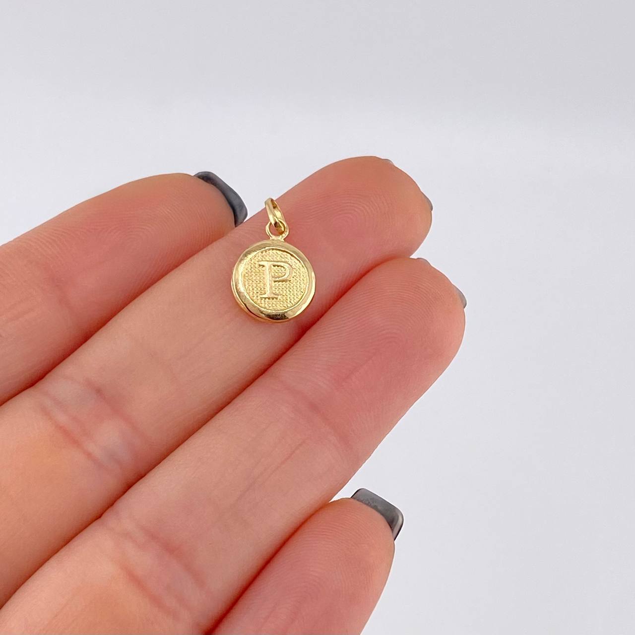 Dije Circulo Letra P 0.45 g / 1.6 cm Oro Amarillo 18K