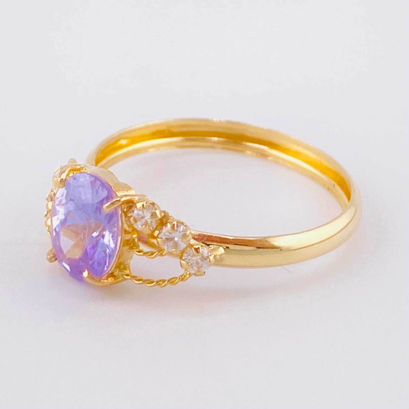 Anillo Solitario Lila Real 1.8 g / T8 1/2 Oro Amarillo 18K