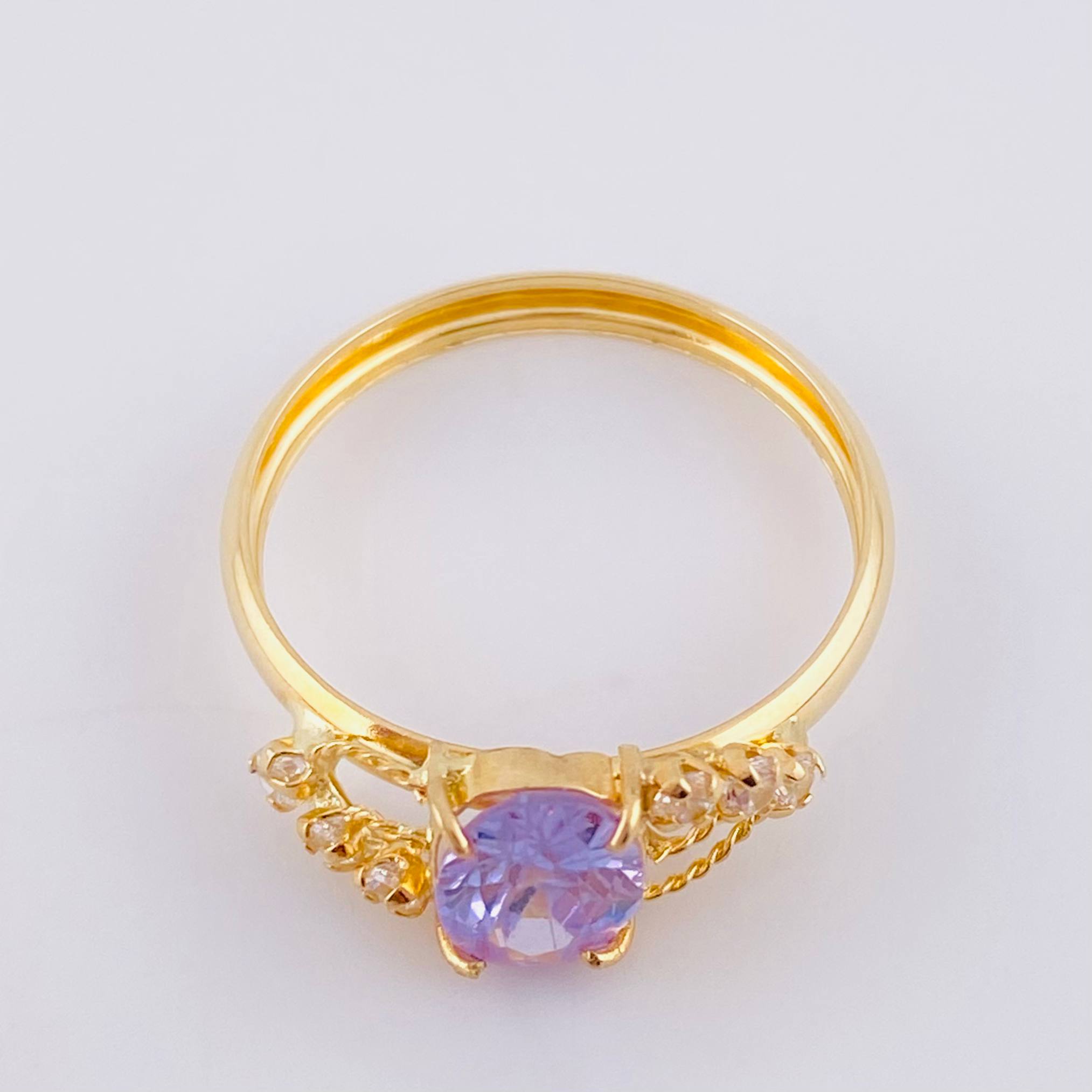 Anillo Solitario Lila Real 1.8 g / T8 1/2 Oro Amarillo 18K