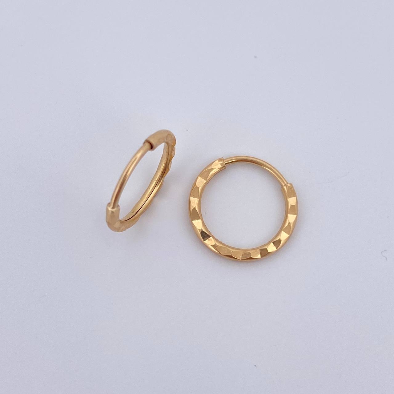 Candongas Aro Rayado 0.45gr / 1cm / Oro 18K &