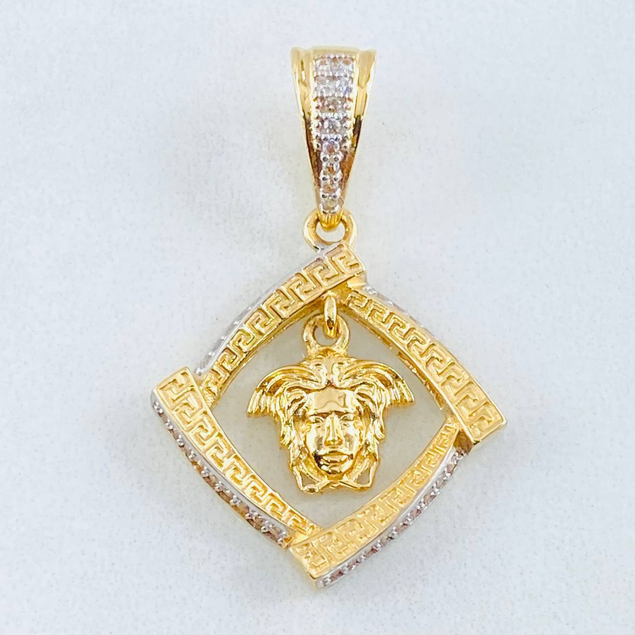 Dije Medusa 4.25gr / 3.3cm / Oro Amarillo 18K ©