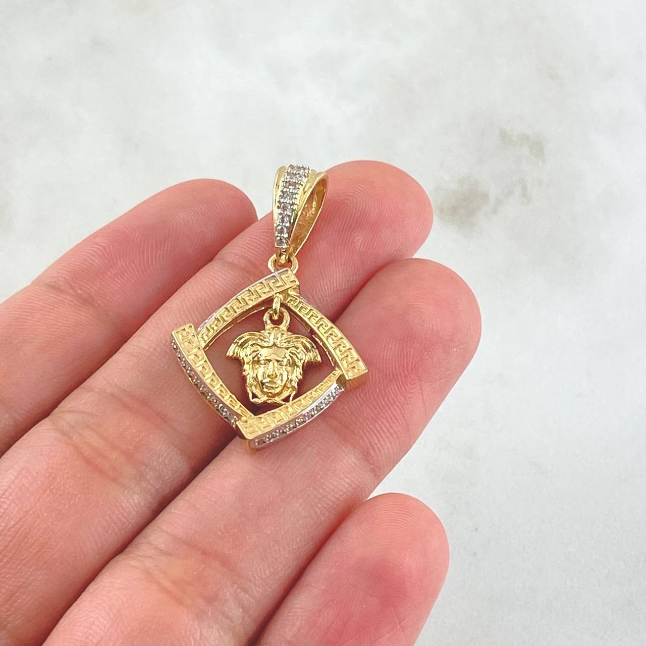 Dije Medusa 4.25gr / 3.3cm / Oro Amarillo 18K ©