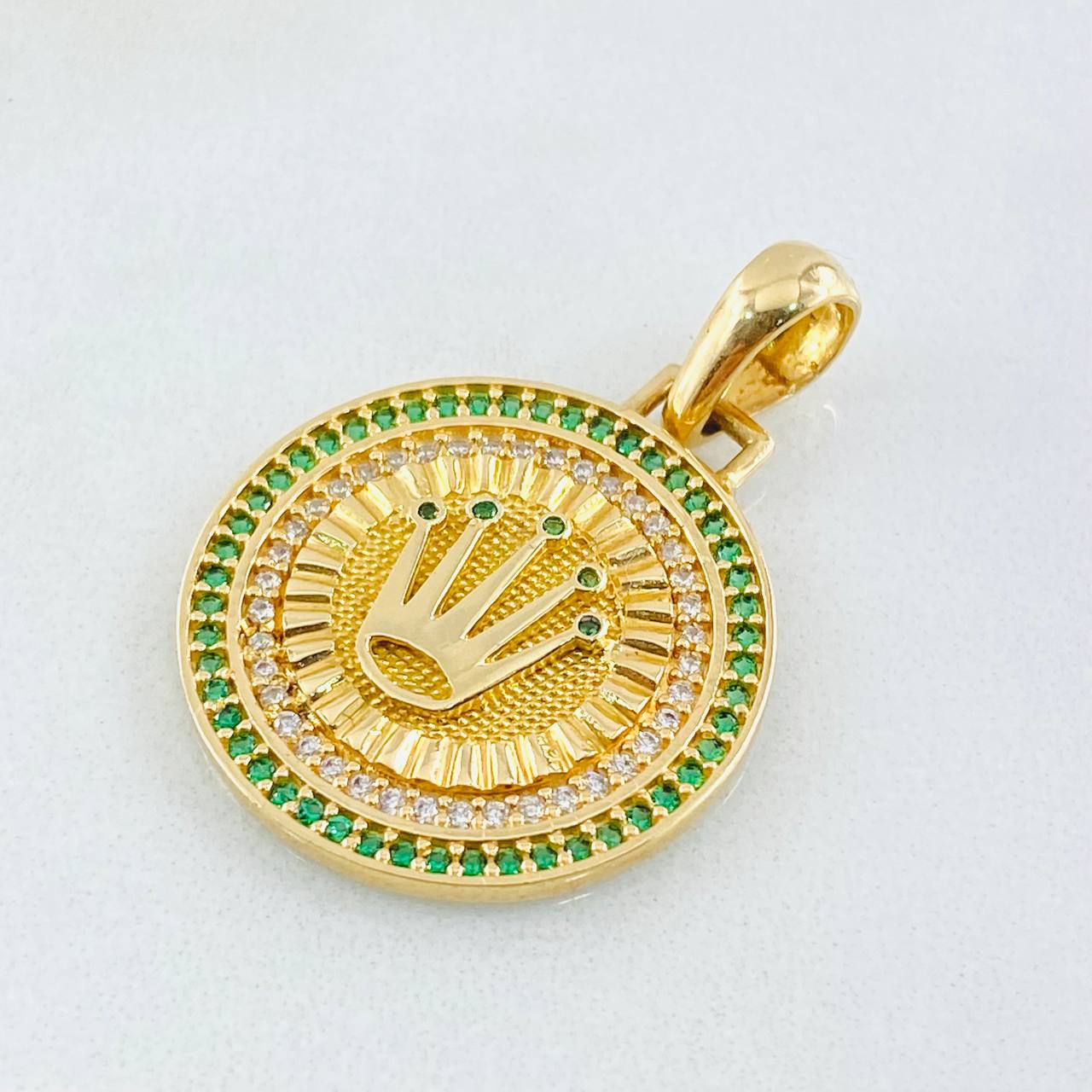 Dije Placa Corona 4.2gr / 3.2cm / Oro Amarillo 18K ©
