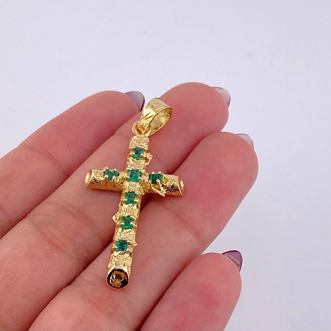 Dije Cruz Tronco Puntas Planas Esmeralda 1,8 Qts 3.05 g / 4.3 cm Oro Amarillo 18K