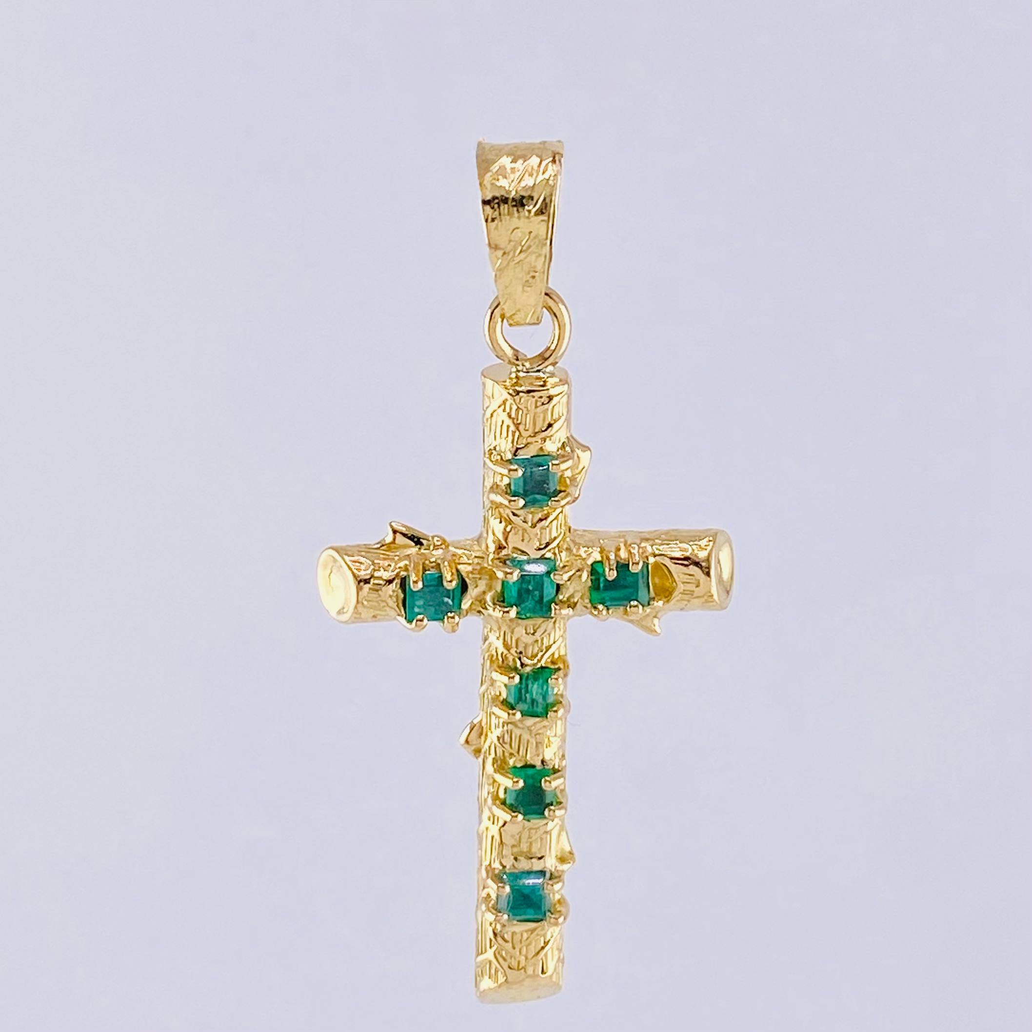 Dije Cruz Tronco Puntas Planas Esmeralda 1,8 Qts 3.05 g / 4.3 cm Oro Amarillo 18K