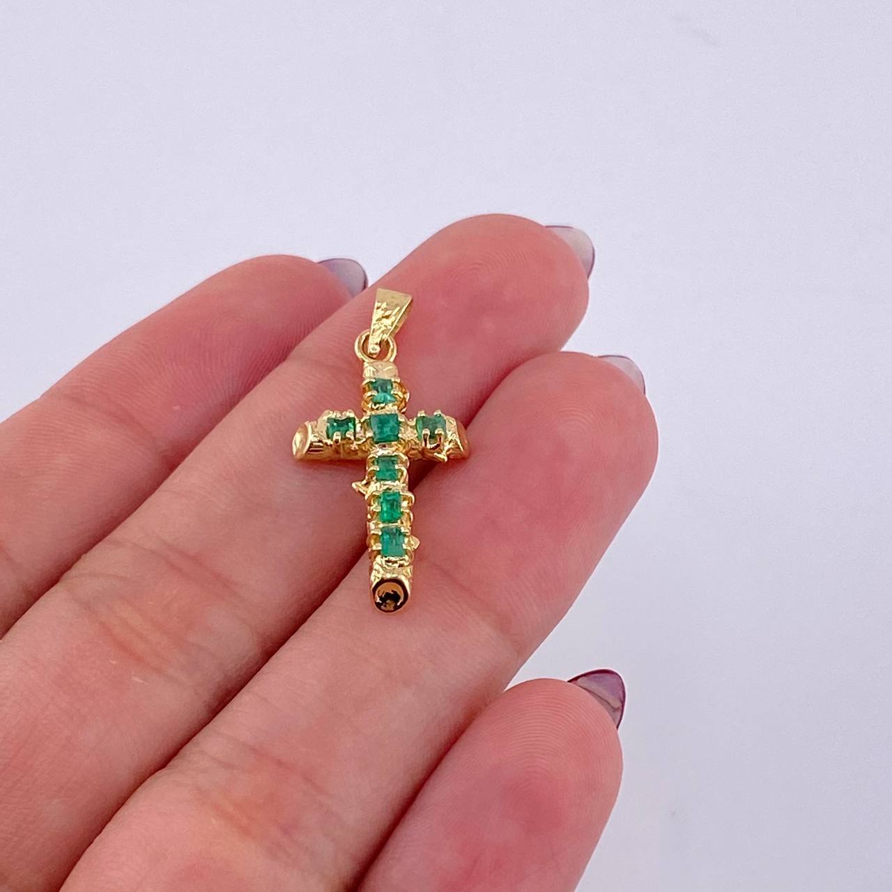 Dije Cruz Tronco Esmeraldas 80Pts 1.55 g / 2.8 cm Oro Amarillo 18K