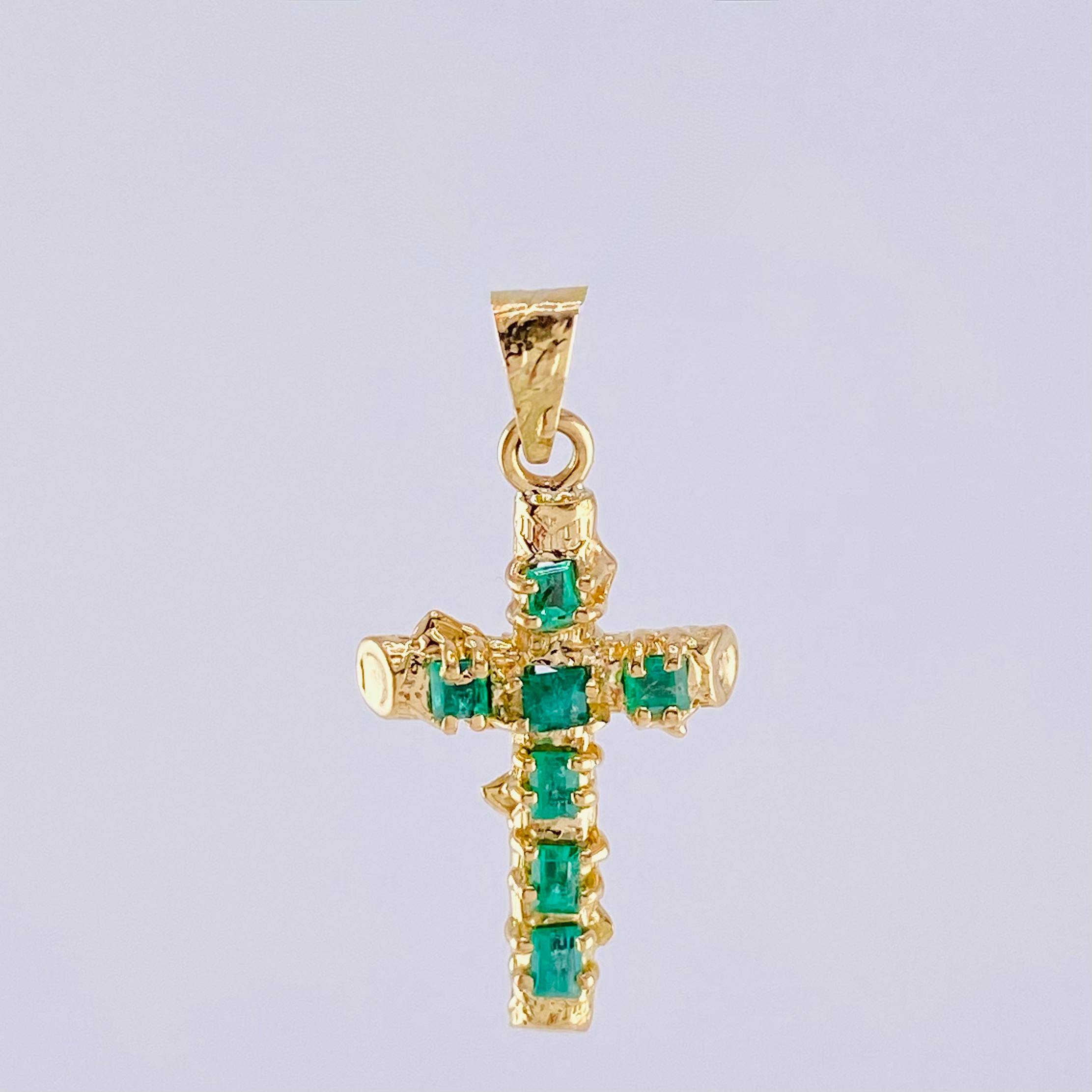 Dije Cruz Tronco Puntas Planas Esmeraldas  80Pts 1.65 g / 2.9 cm Oro Amarillo 18K