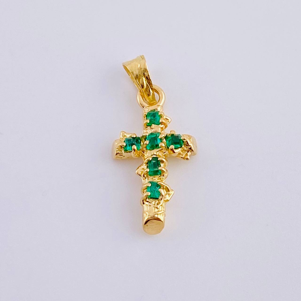 Dije Cruz Tronco Puntas Planas Esmeraldas 6Pts 0.95 g / 2.2 cm Oro Amarillo 18K