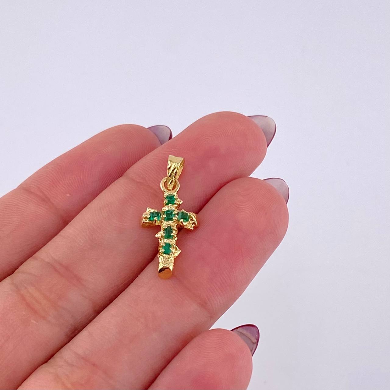 Dije Cruz Tronco Puntas Planas Esmeraldas 6Pts 0.95 g / 2.2 cm Oro Amarillo 18K