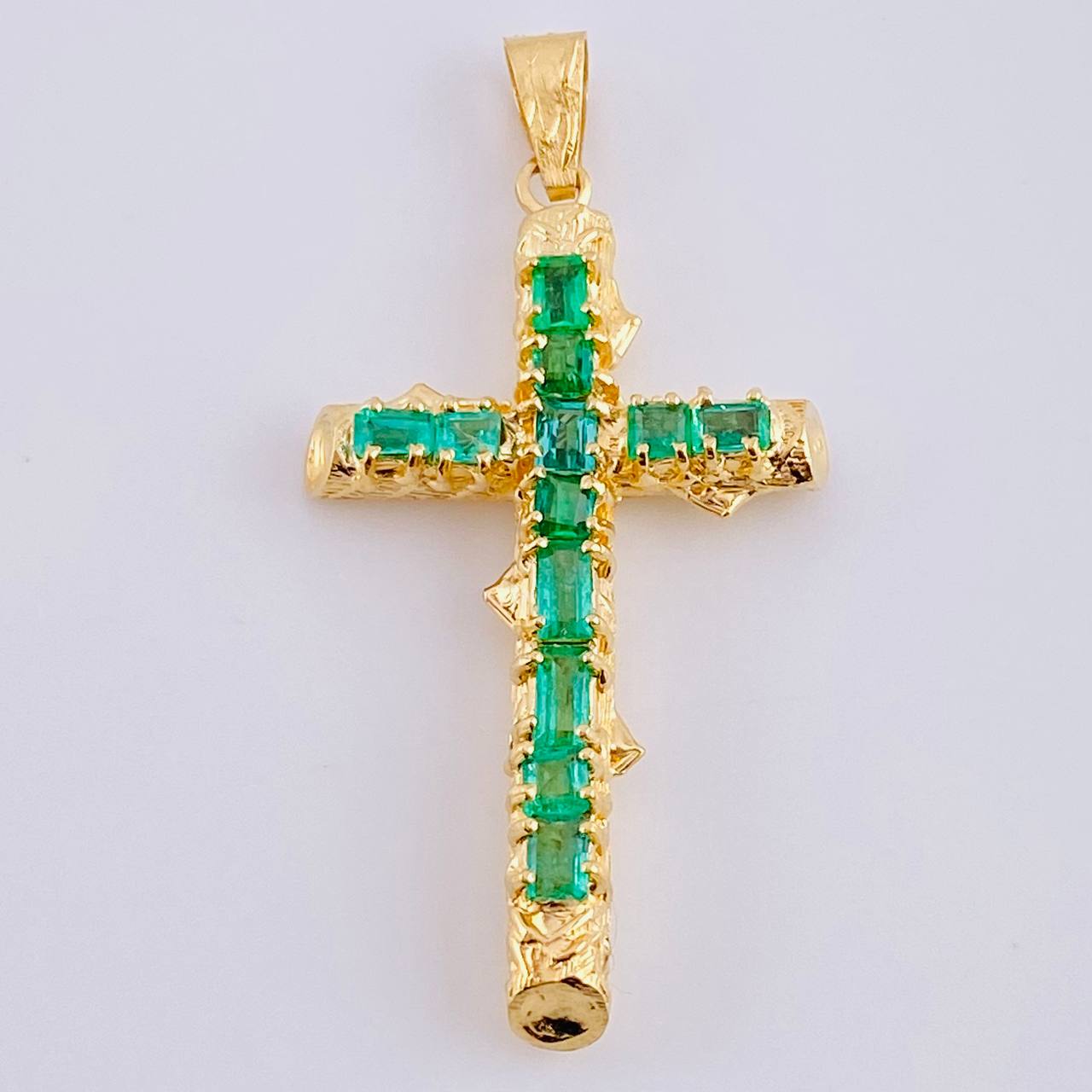 Dije Cruz Tronco Puntas Planas Esmeraldas 2 Qts 3.35 g / 4 cm Oro Amarillo 18K