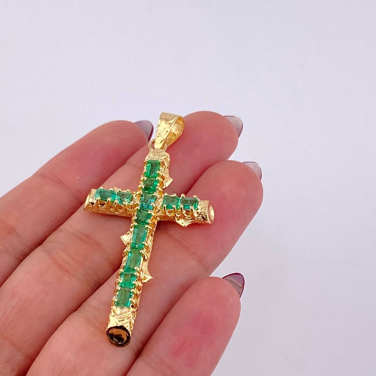 Dije Cruz Tronco Puntas Planas Esmeraldas 2 Qts 3.35 g / 4 cm Oro Amarillo 18K