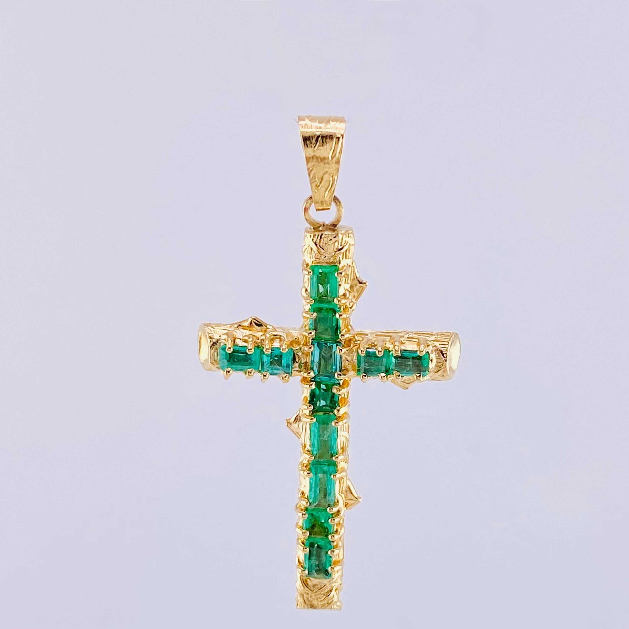 Dije Cruz Tronco Puntas Planas Esmeraldas 2 Qts 3.35 g / 4 cm Oro Amarillo 18K