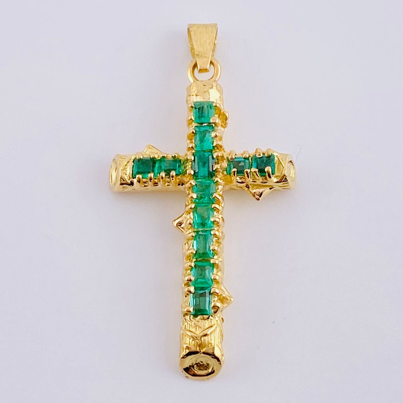 Dije Cruz Tronco Puntas Planas Esmeraldas 2 Qts 3.4 g / 4 cm Oro Amarillo 18K