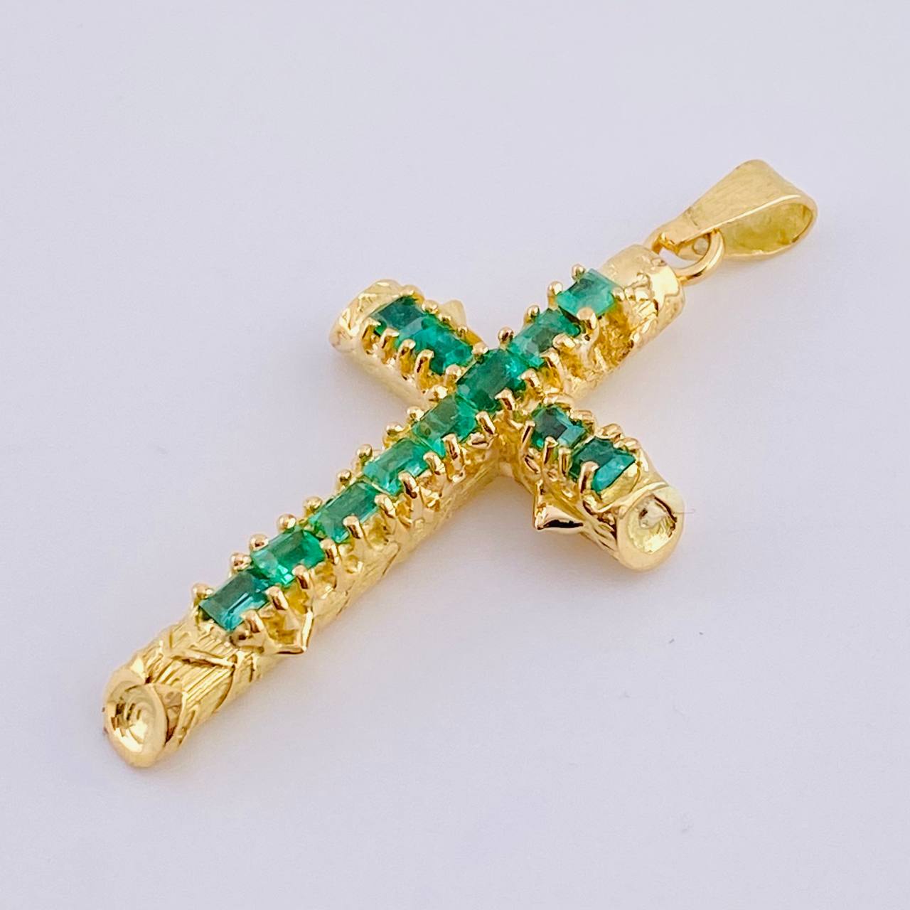 Dije Cruz Tronco Puntas Planas Esmeraldas 2 Qts 3.4 g / 4 cm Oro Amarillo 18K