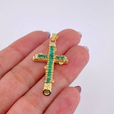 Dije Cruz Tronco Puntas Planas Esmeraldas 2 Qts 3.4 g / 4 cm Oro Amarillo 18K